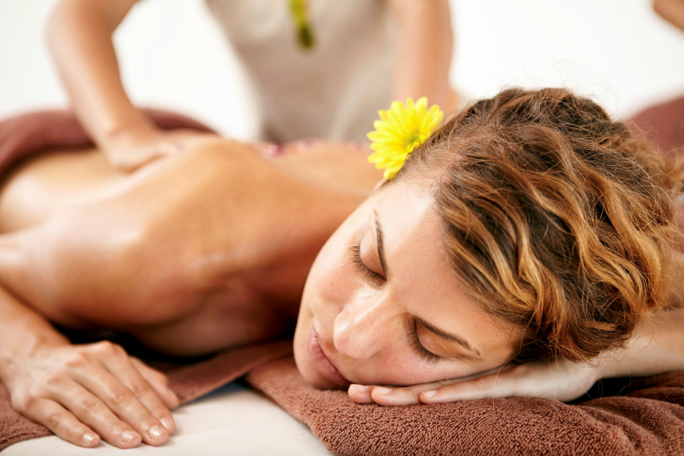 En person får rygmassage på en spa-facilitet. (AI-genereret tekst)