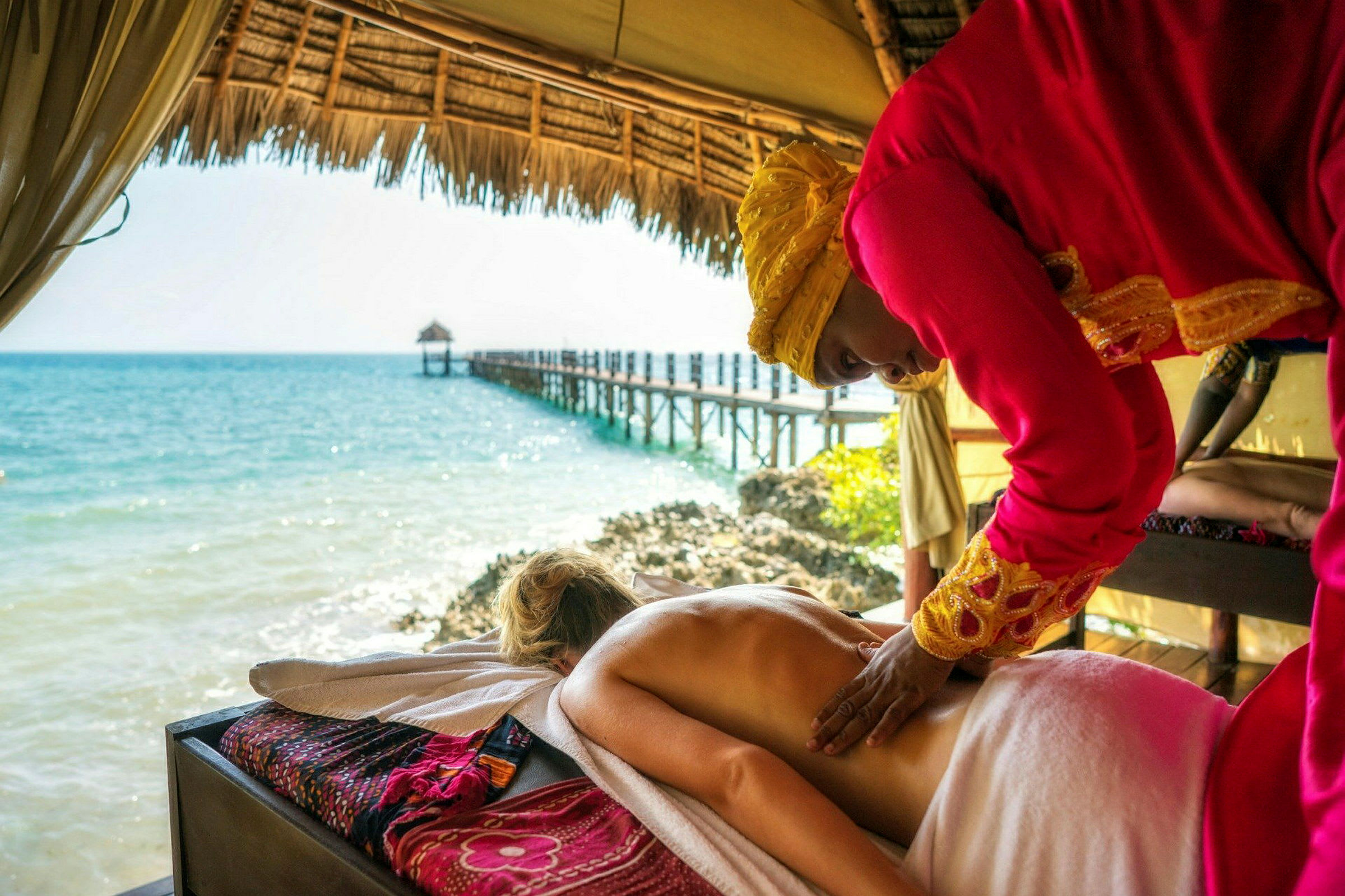 En person får en massage ved havet. (AI-genereret tekst)
