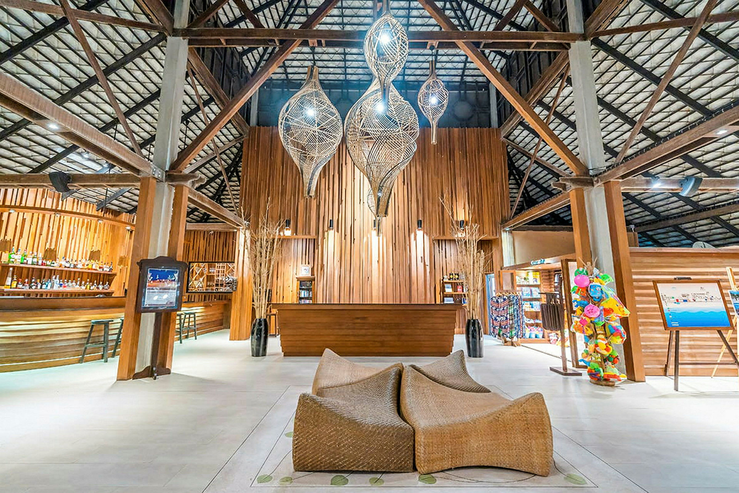 Reception med træloft og møbler. (AI-genereret tekst)