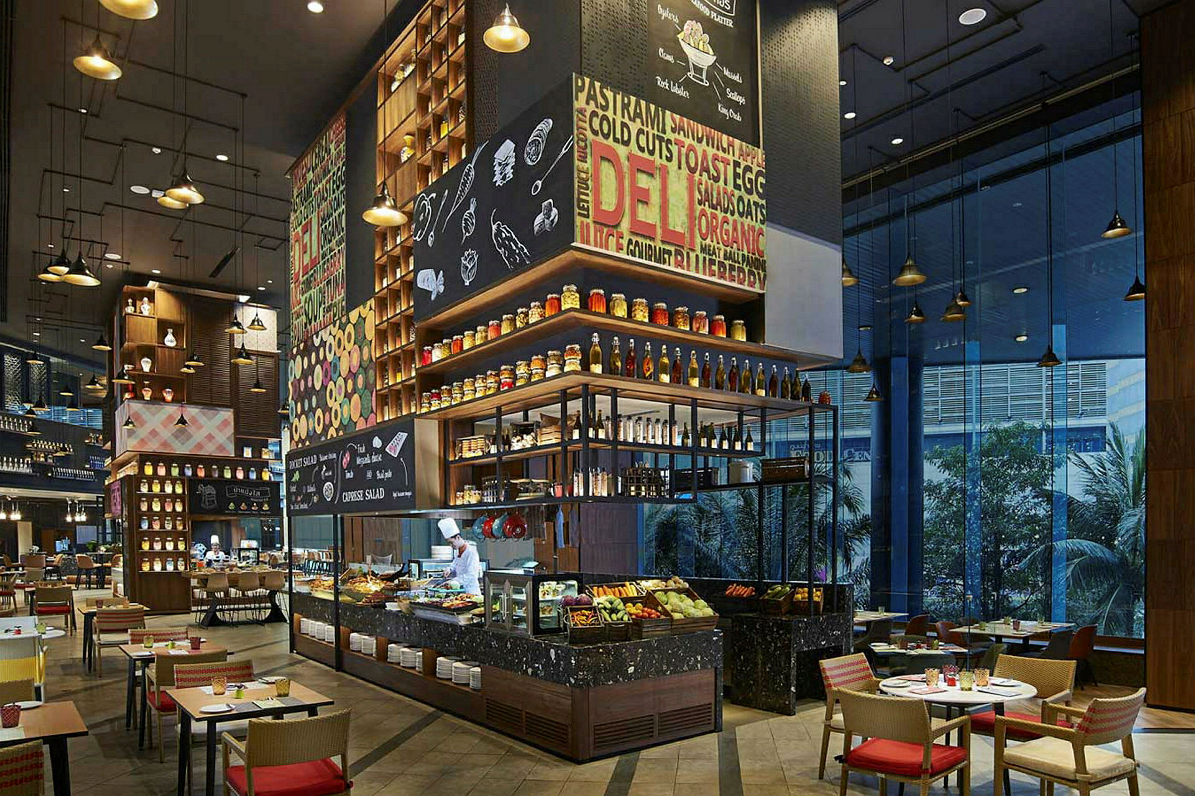 En moderne restaurant med stilfuld indretning. Der er et åbent køkken, en buffet med mad og drikke samt borde og stole til siddepladser. (AI-genereret tekst)