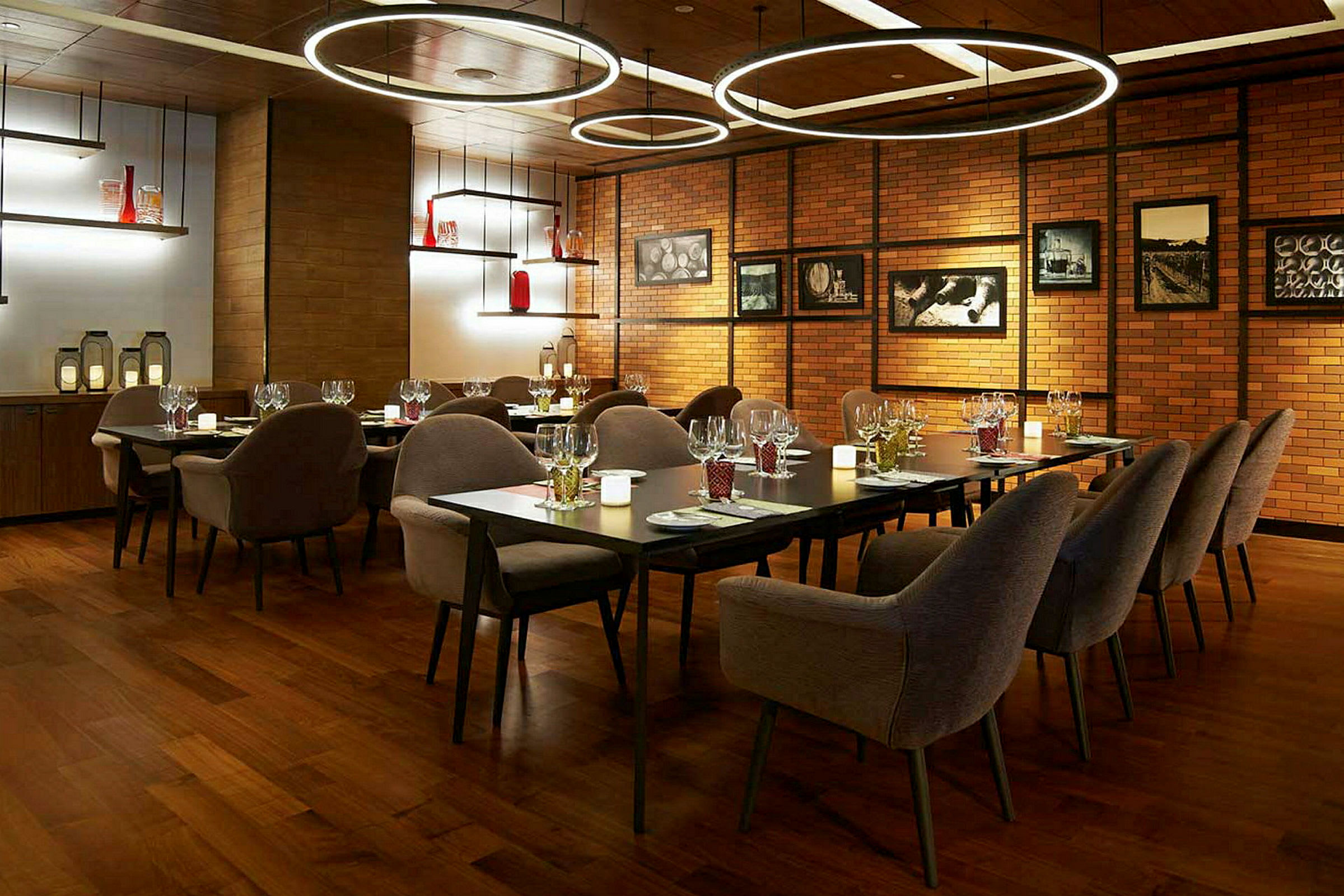 Restaurant med langborde, dæmpet belysning og moderne interiør. (AI-genereret tekst)