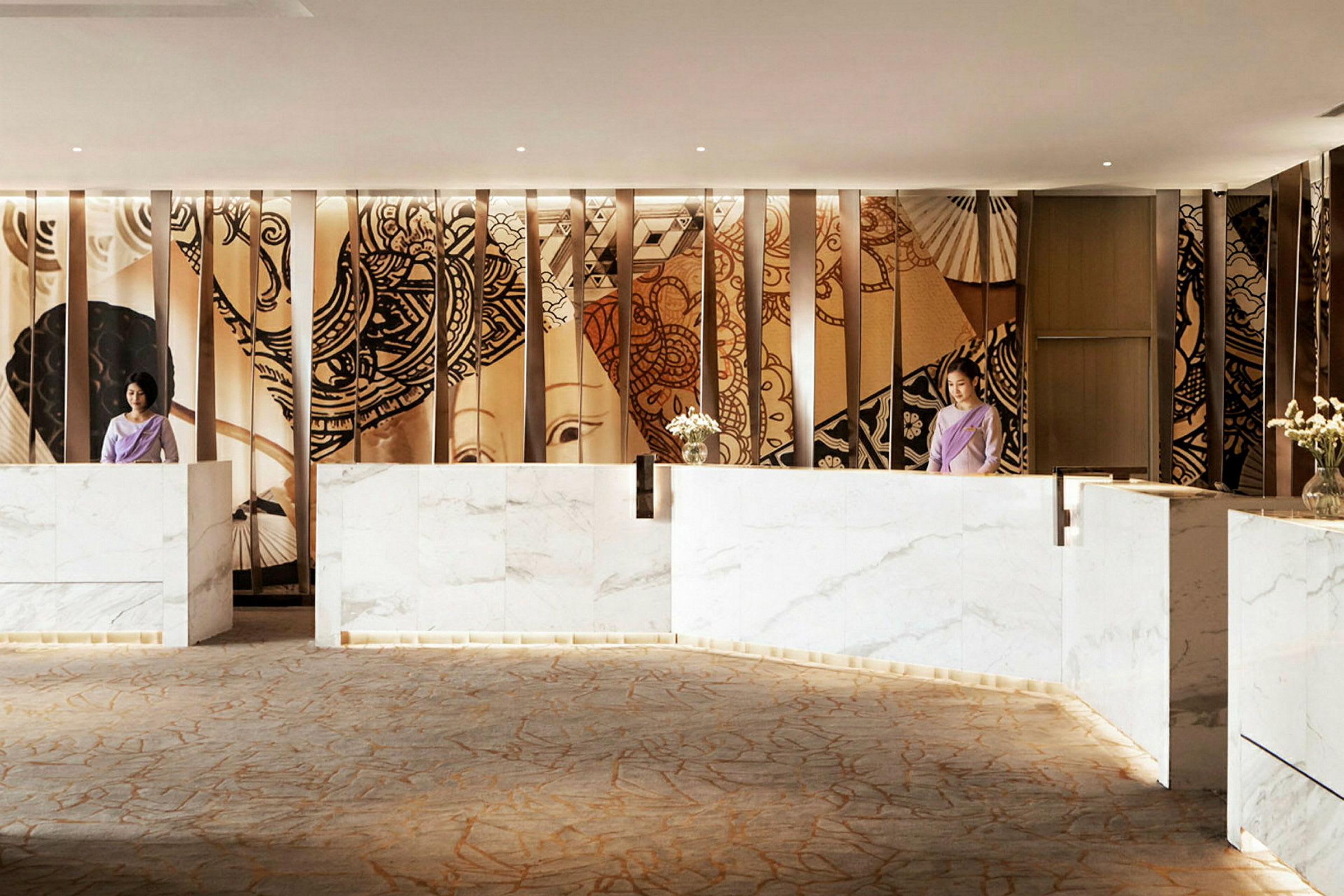 Hotelreception med marmorborde, dekorative vægpaneler og en lys atmosfære. (AI-genereret tekst)