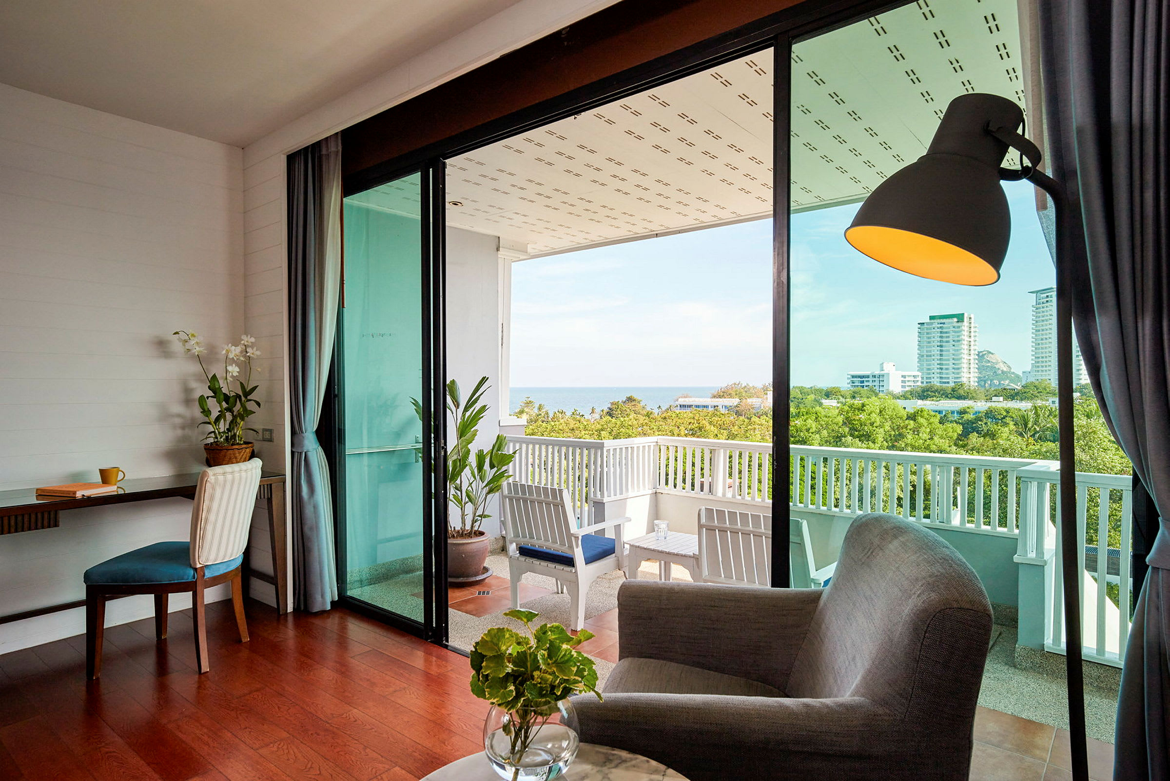 Hotelværelse med balkon og udsigt over havet. (AI-genereret tekst)