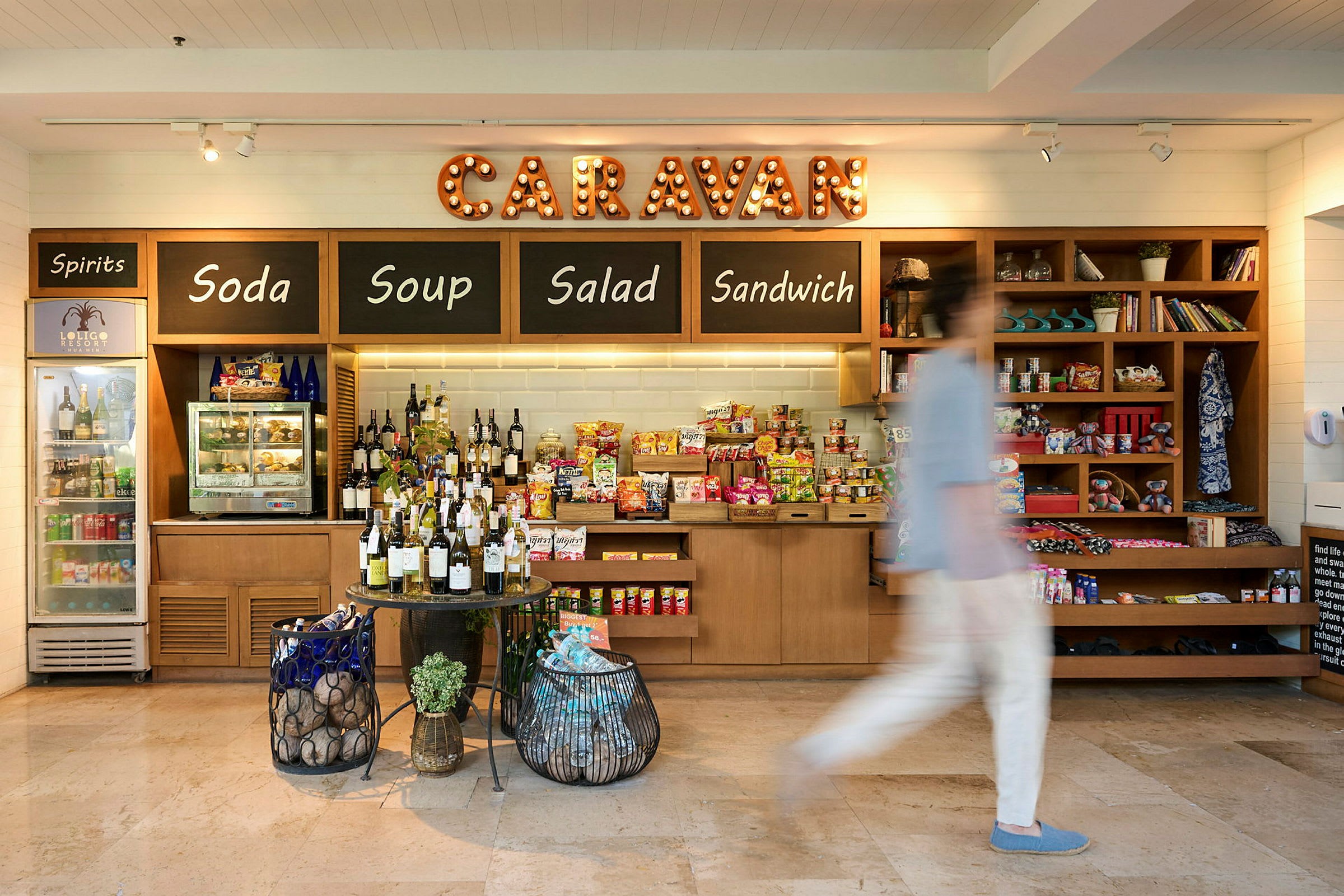 En butik med forskellige madvarer og snacks, med et skilt der lyder 'Caravan'. (AI-genereret tekst)