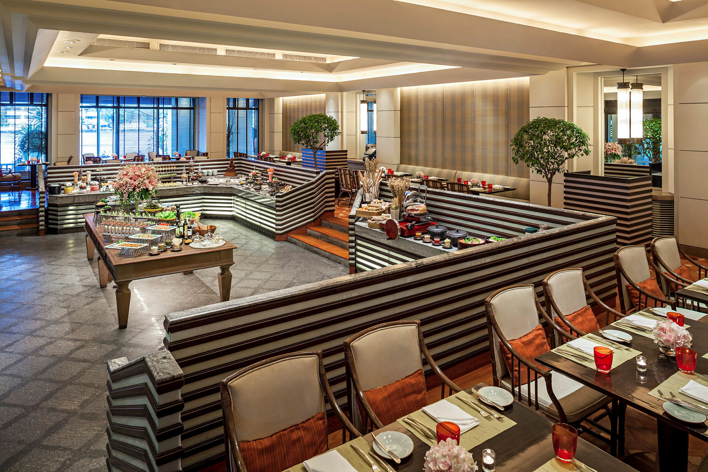 En elegant restaurant med buffetområde og siddepladser. (AI-genereret tekst)