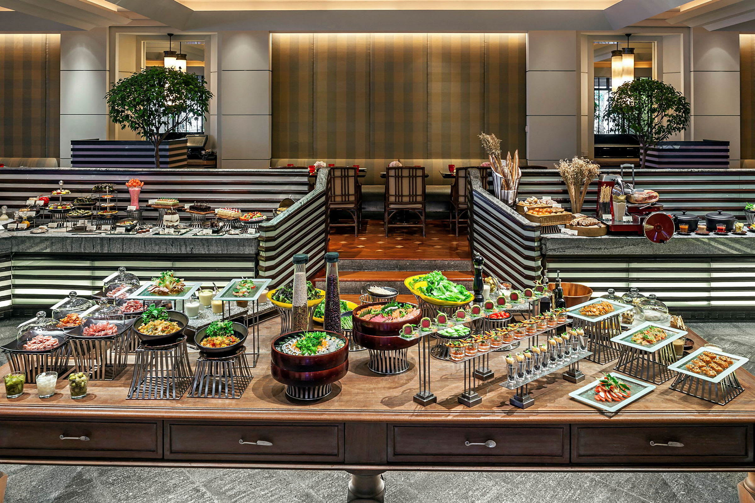 Et elegant buffetbord med forskellige retter i en restaurantindretning. (AI-genereret tekst)
