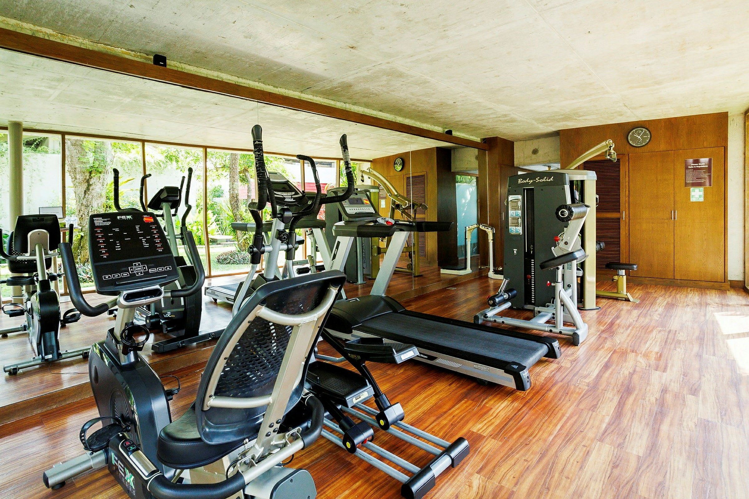 Et fitnesscenter med udstyr såsom løbebånd og motionscykler. (AI-genereret tekst)