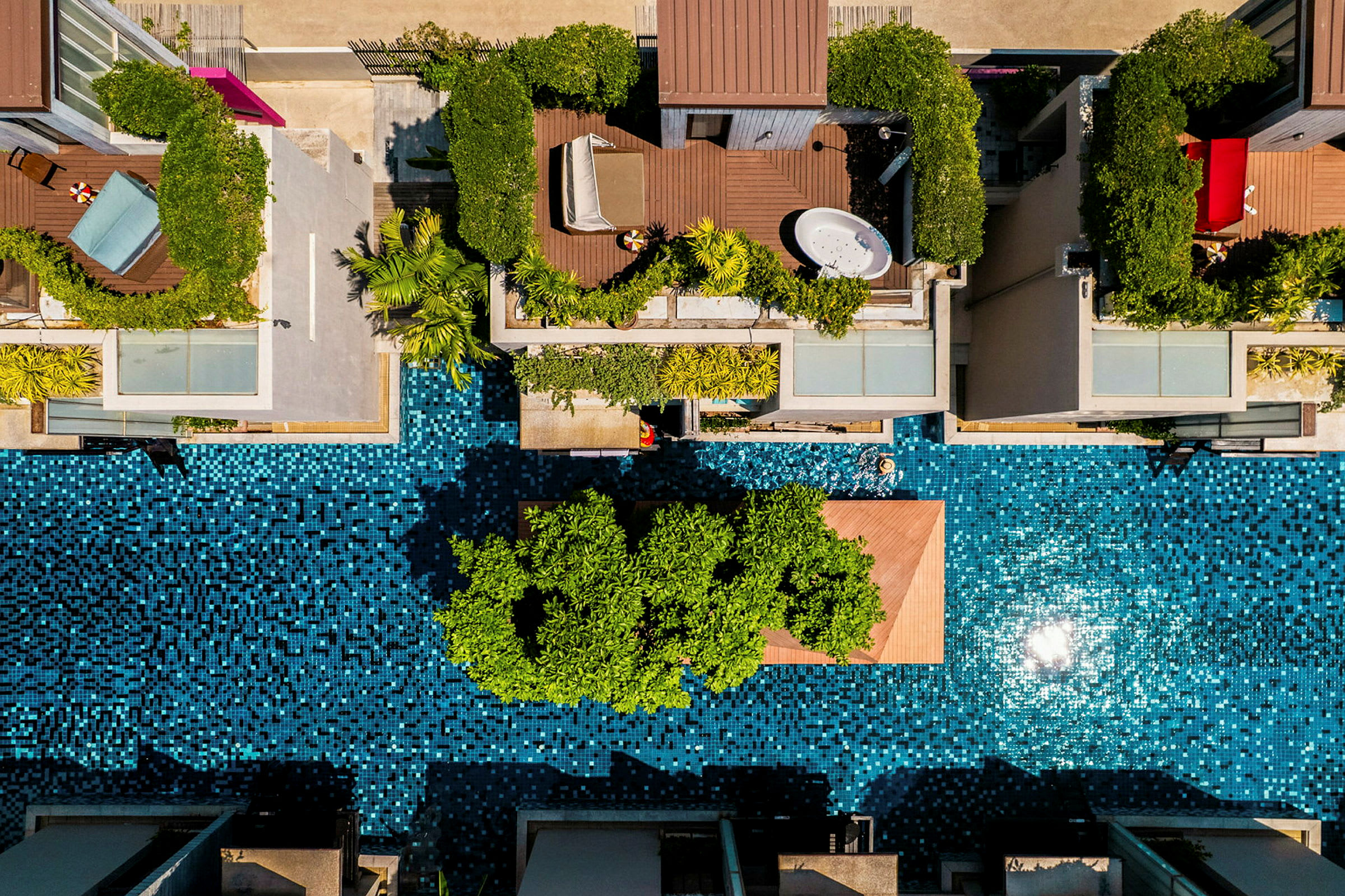 Luftfoto af moderne boligområder med private terrasser og poolområde. (AI-genereret tekst)