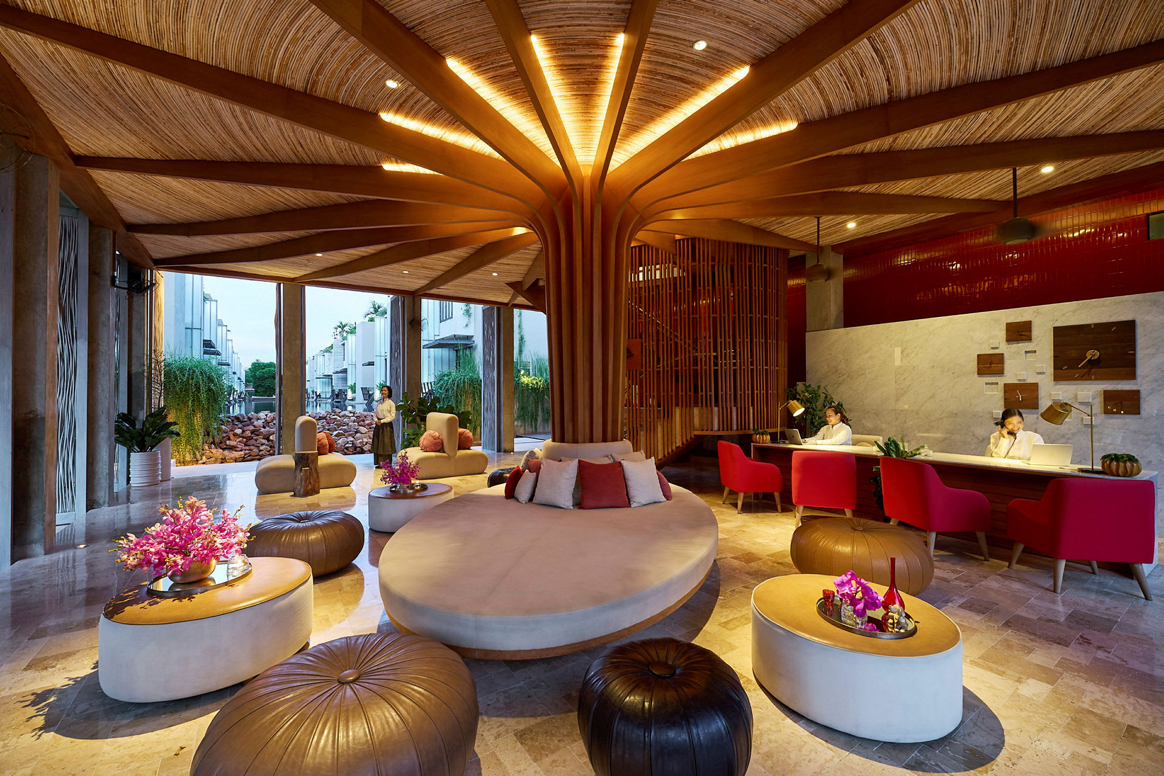 Moderne hotellobby med dekorative møbler og designelementer. (AI-genereret tekst)
