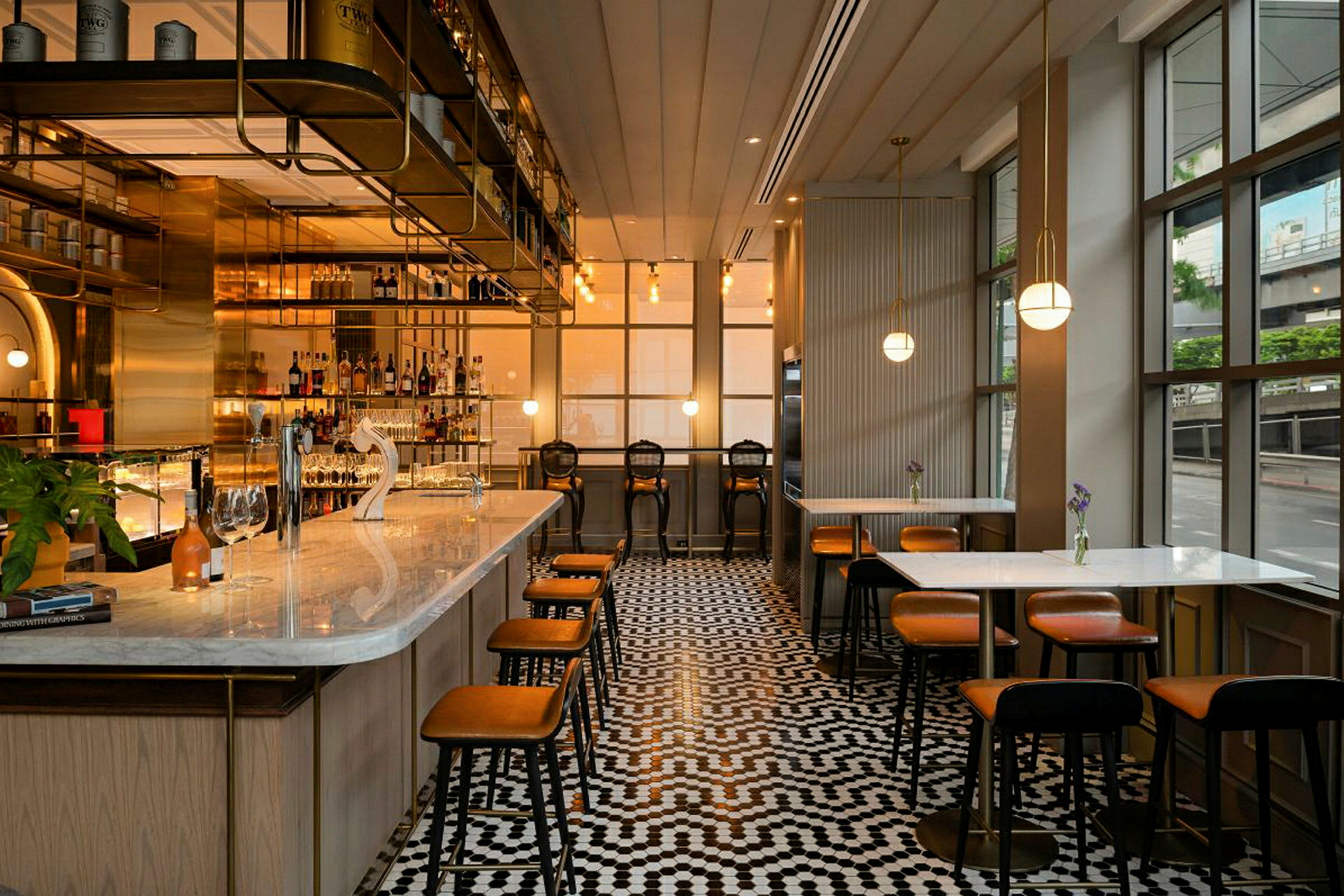 Billede af en stilfuld bar med moderne møbler og design. (AI-genereret tekst)