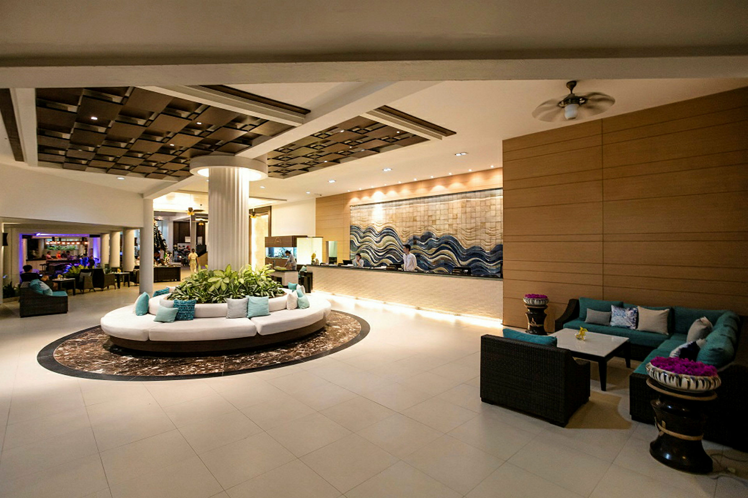 En lobby med siddepladser og reception, elegant indrettet med moderne detaljer og en vægdekoration. (AI-genereret tekst)
