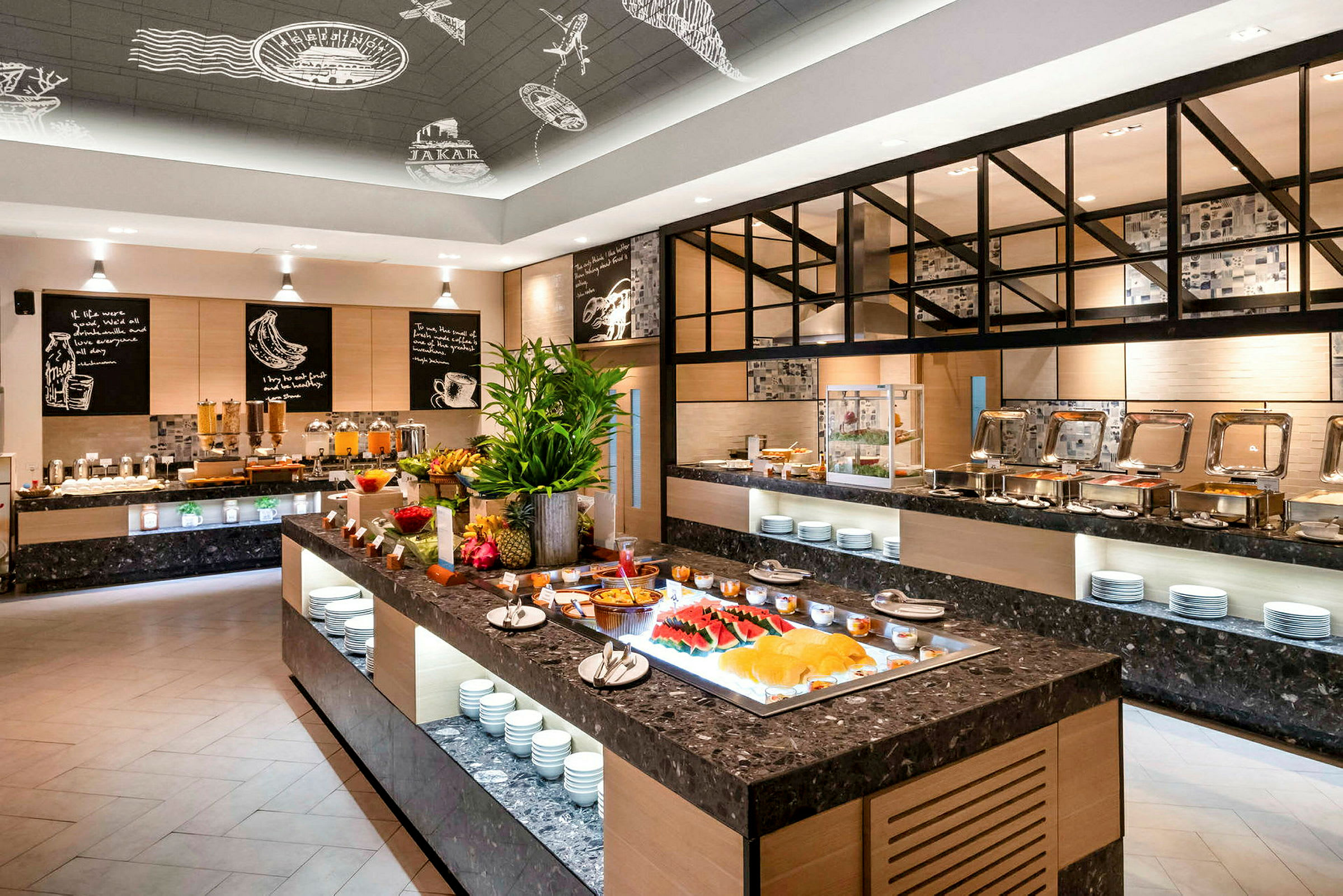 Morgenmadsbuffet i en restaurantmiljø med et udvalg af mad og drikke. (AI-genereret tekst)
