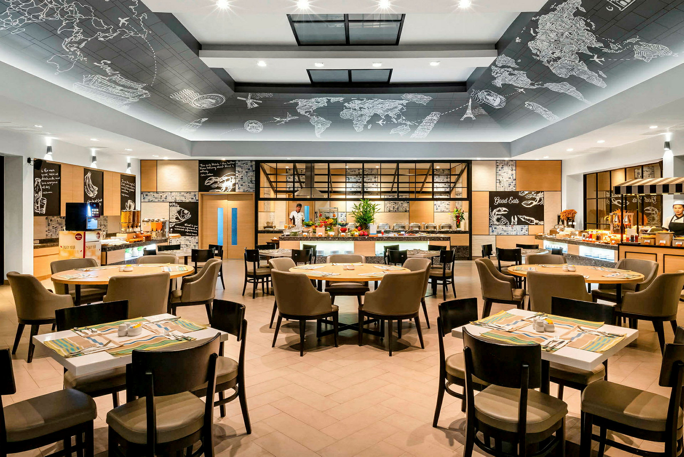 En moderne restaurantindretning med borde og stole samt en serveringsbuffet i baggrunden. (AI-genereret tekst)