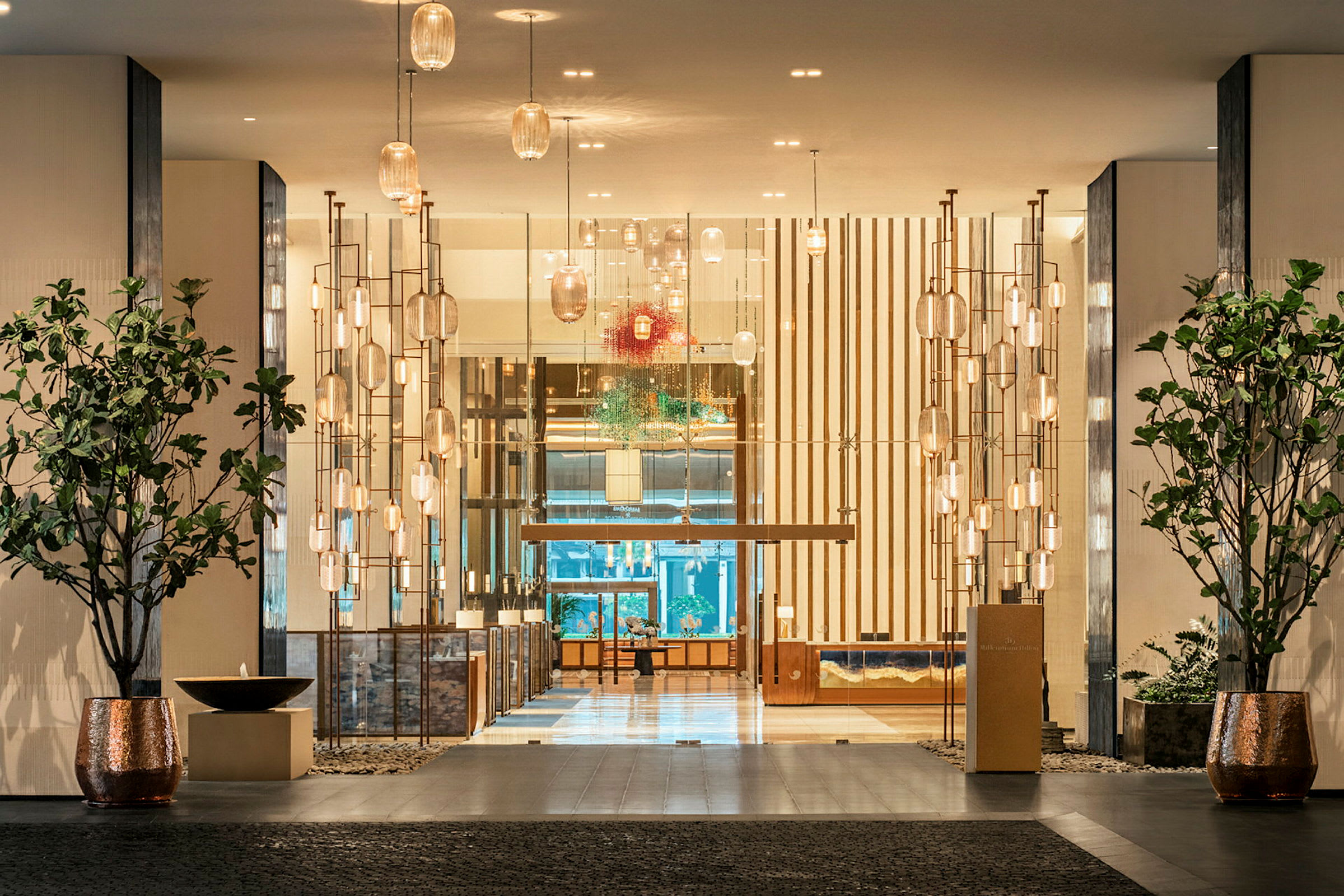 Hotellobby med moderne indretning og elegante belysningsdetaljer. (AI-genereret tekst)