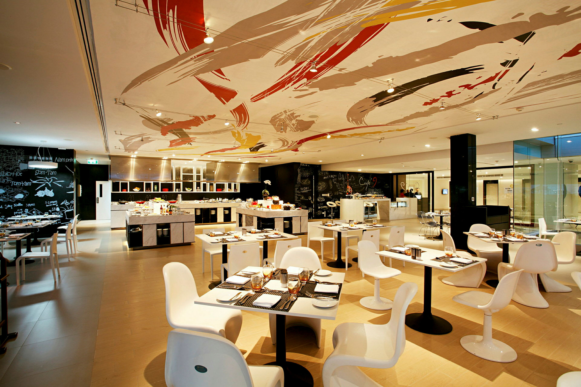 En elegant og moderne restaurant med dækkede borde og kunstnerisk loftsdekoration. (AI-genereret tekst)