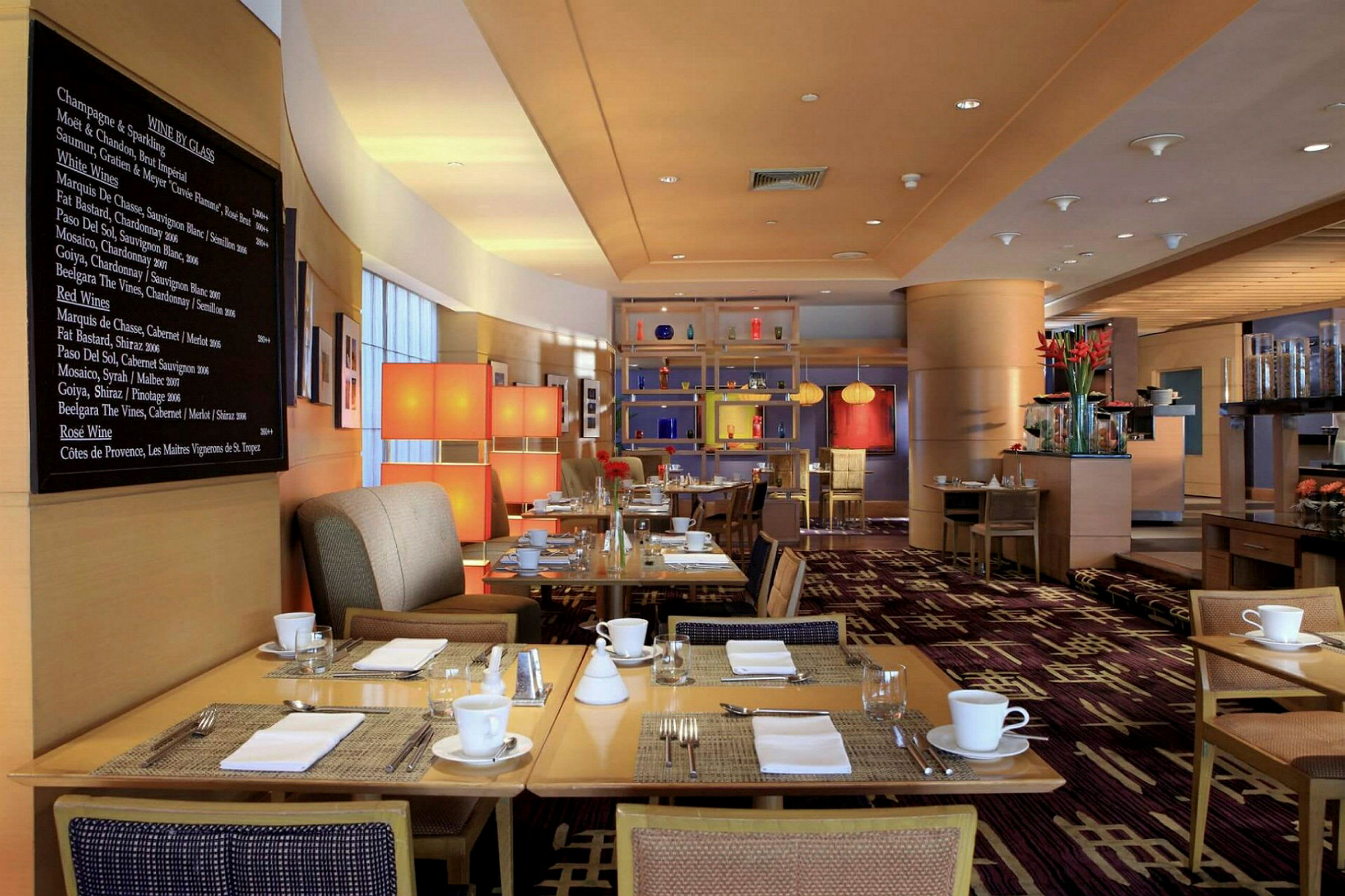 En moderne og stilfuld restaurant med opstillede borde og indretning i varme farver. (AI-genereret tekst)