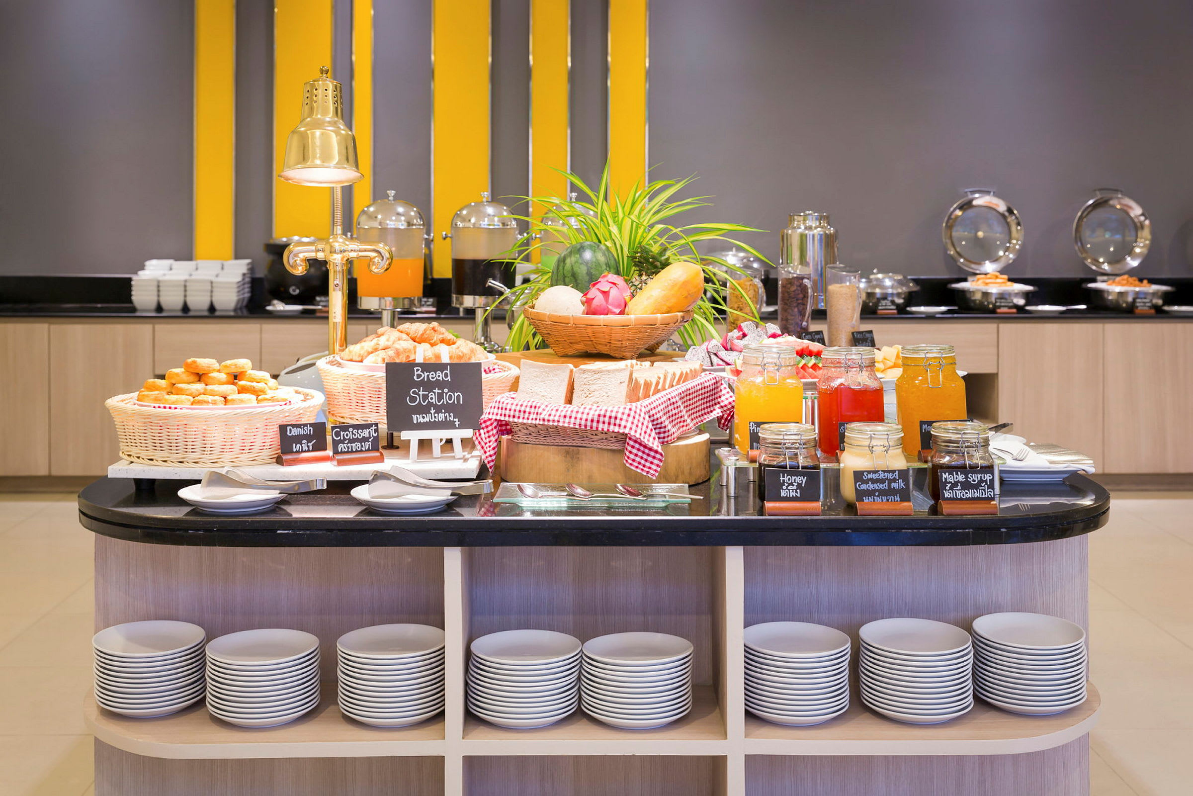 Billede af en morgenbuffet med brød, bagværk, frugt og drikke. (AI-genereret tekst)