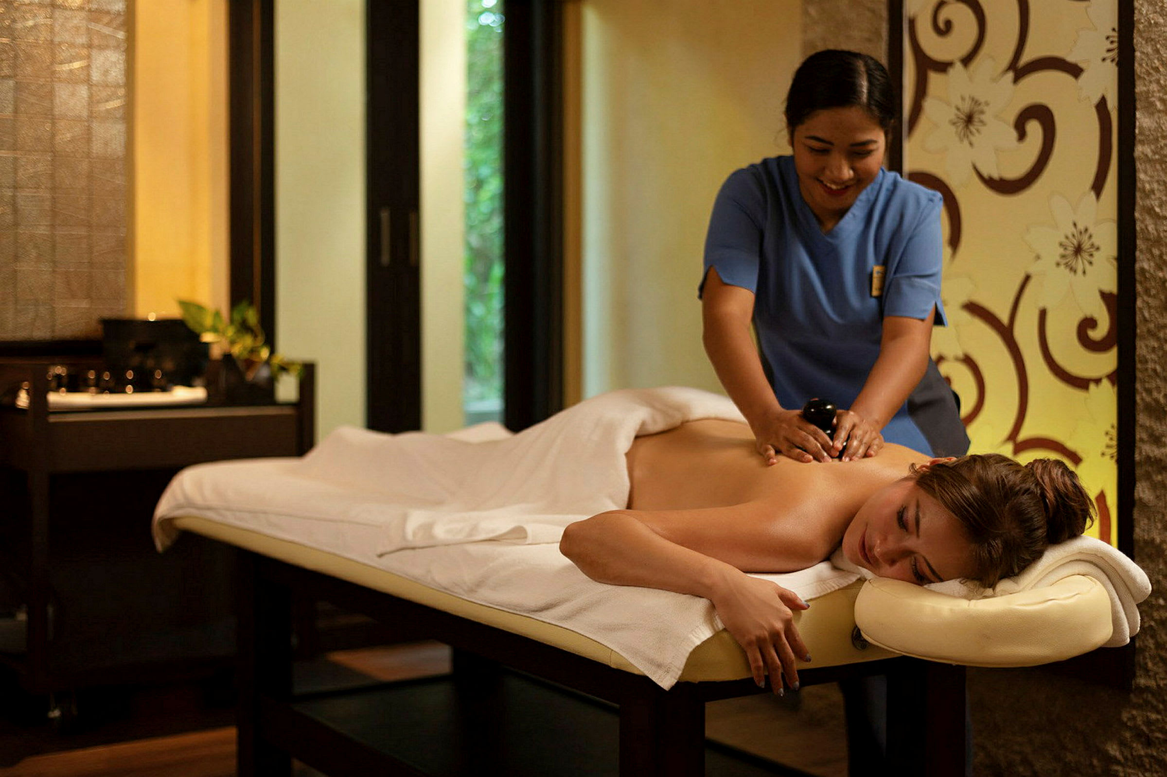 En person får rygmassage på et spa. (AI-genereret tekst)