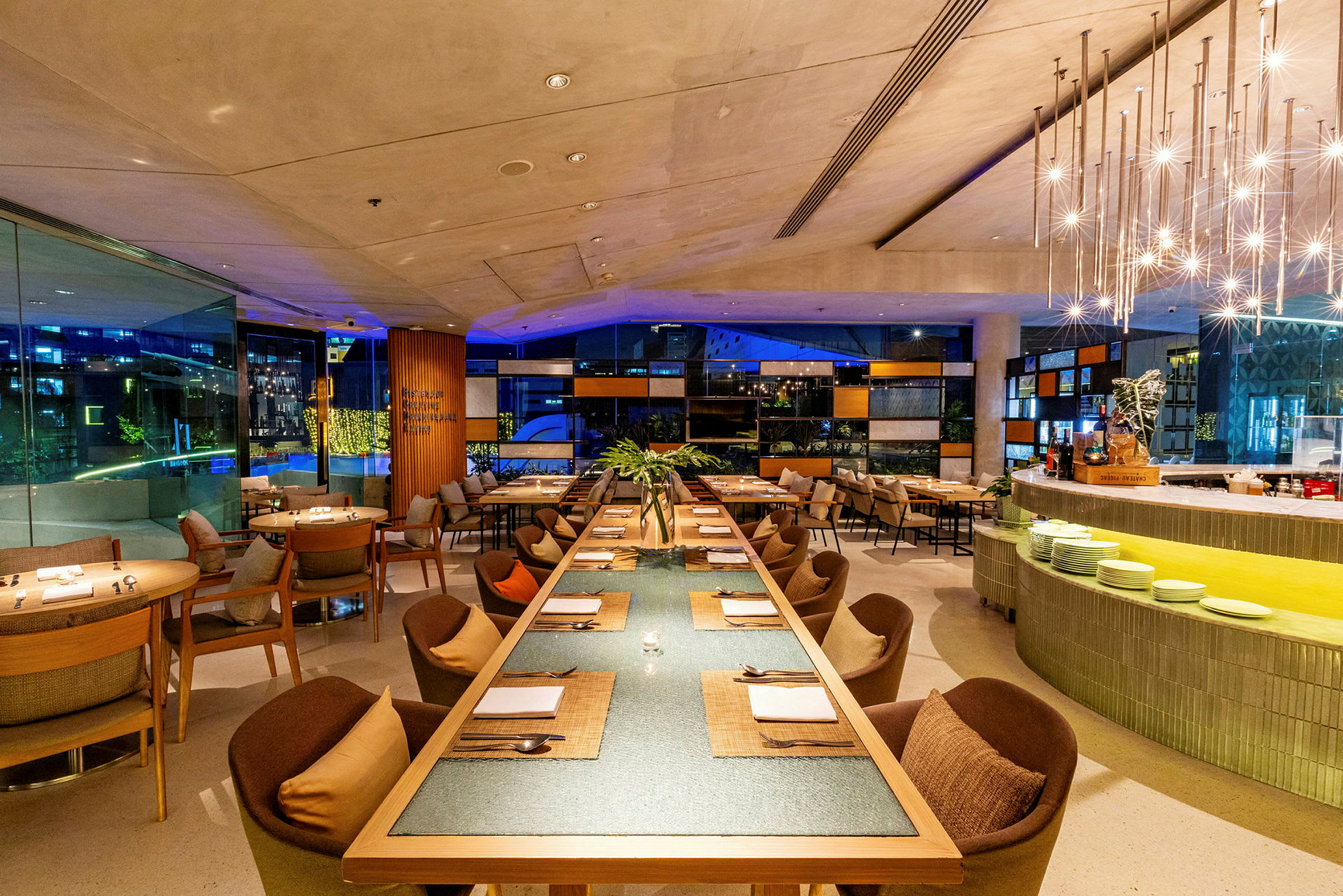 En restaurant med et moderne indrettet spiseområde og store glaspartier. (AI-genereret tekst)