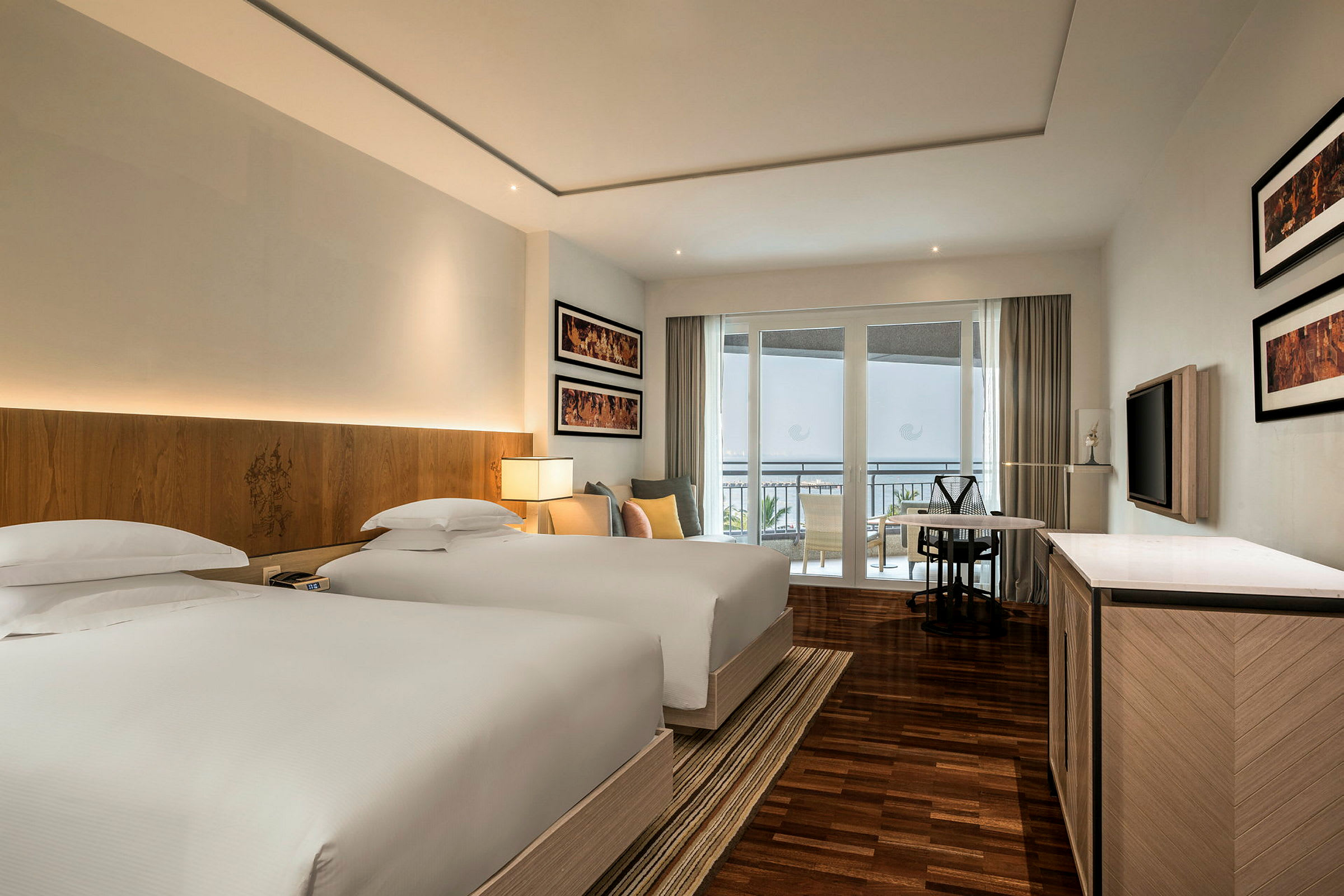Hotelværelse med to senge, moderne indretning og balkon i baggrunden. (AI-genereret tekst)