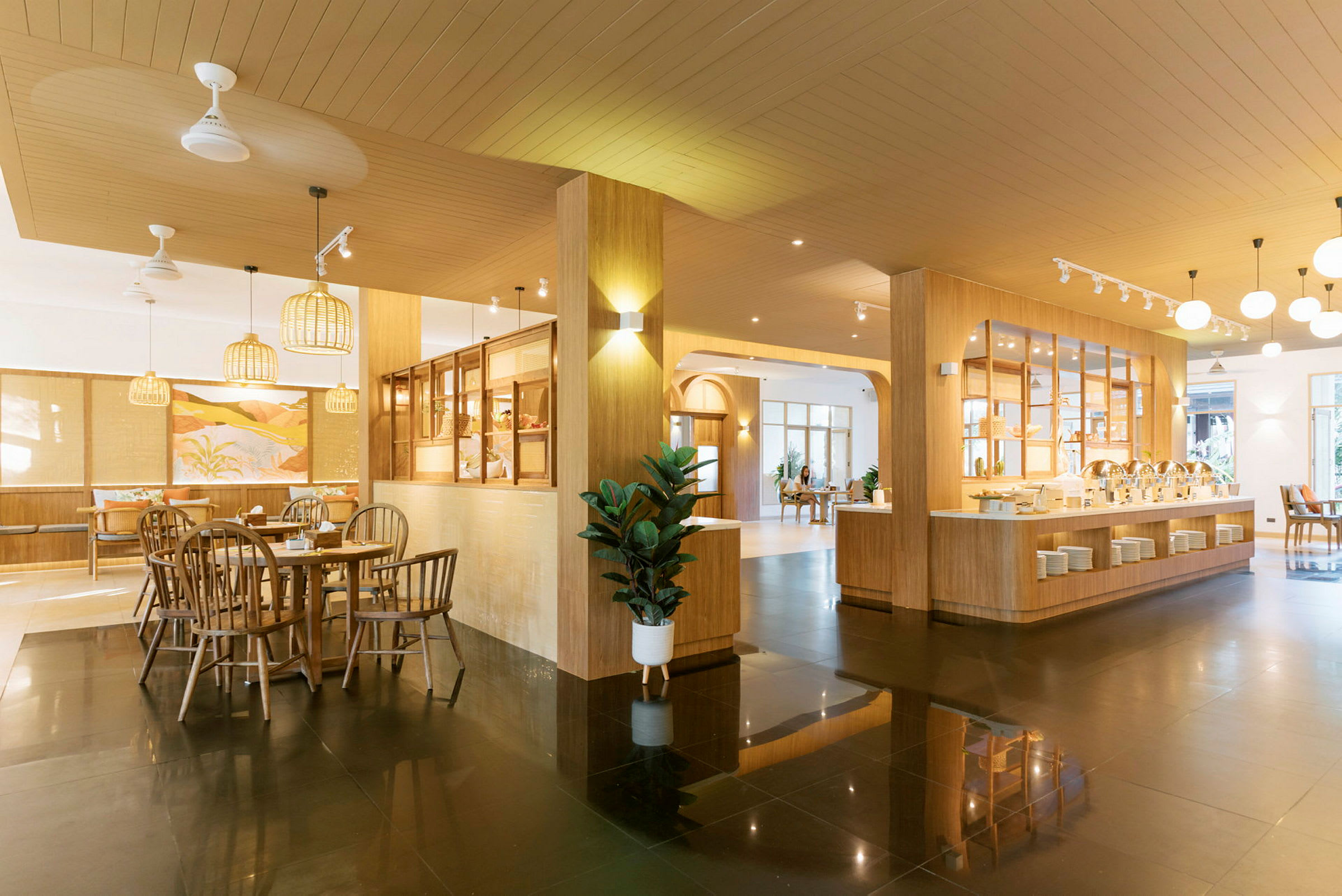 En moderne indrettet restaurant med trædetaljer og lys belysning. (AI-genereret tekst)