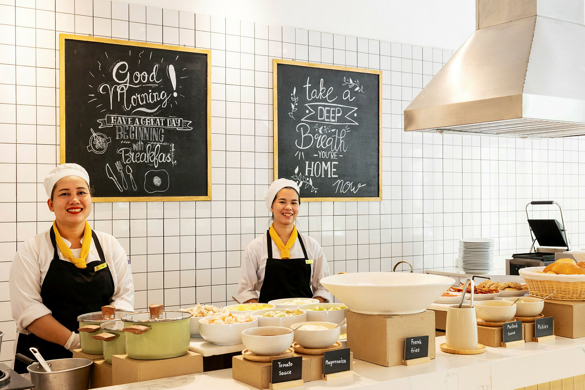 Morgenmadsbuffet med forskellige madmuligheder og dekorative tavler. (AI-genereret tekst)