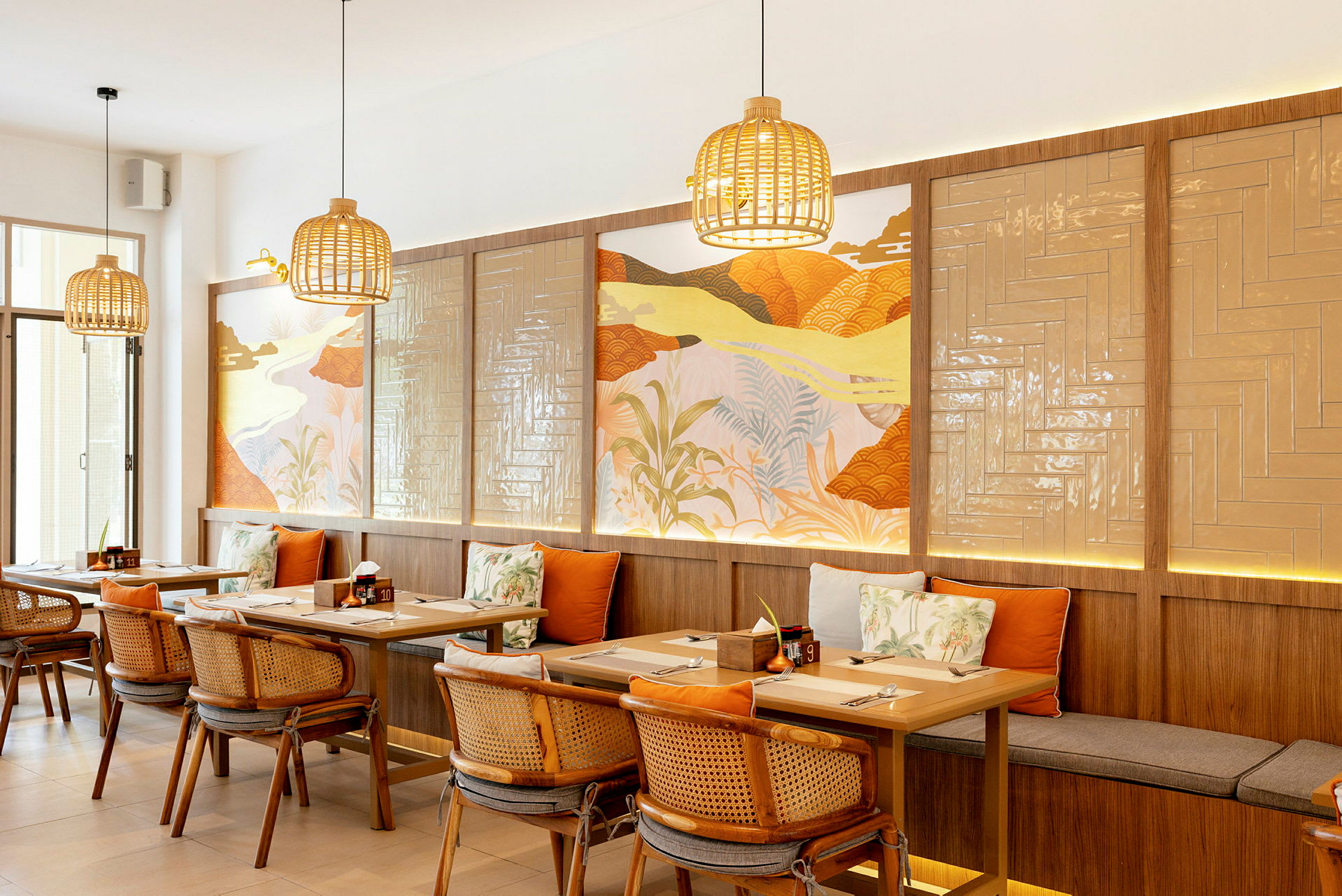 Restaurant med borde og stole, kunstnerisk vægdekoration i orange toner. (AI-genereret tekst)