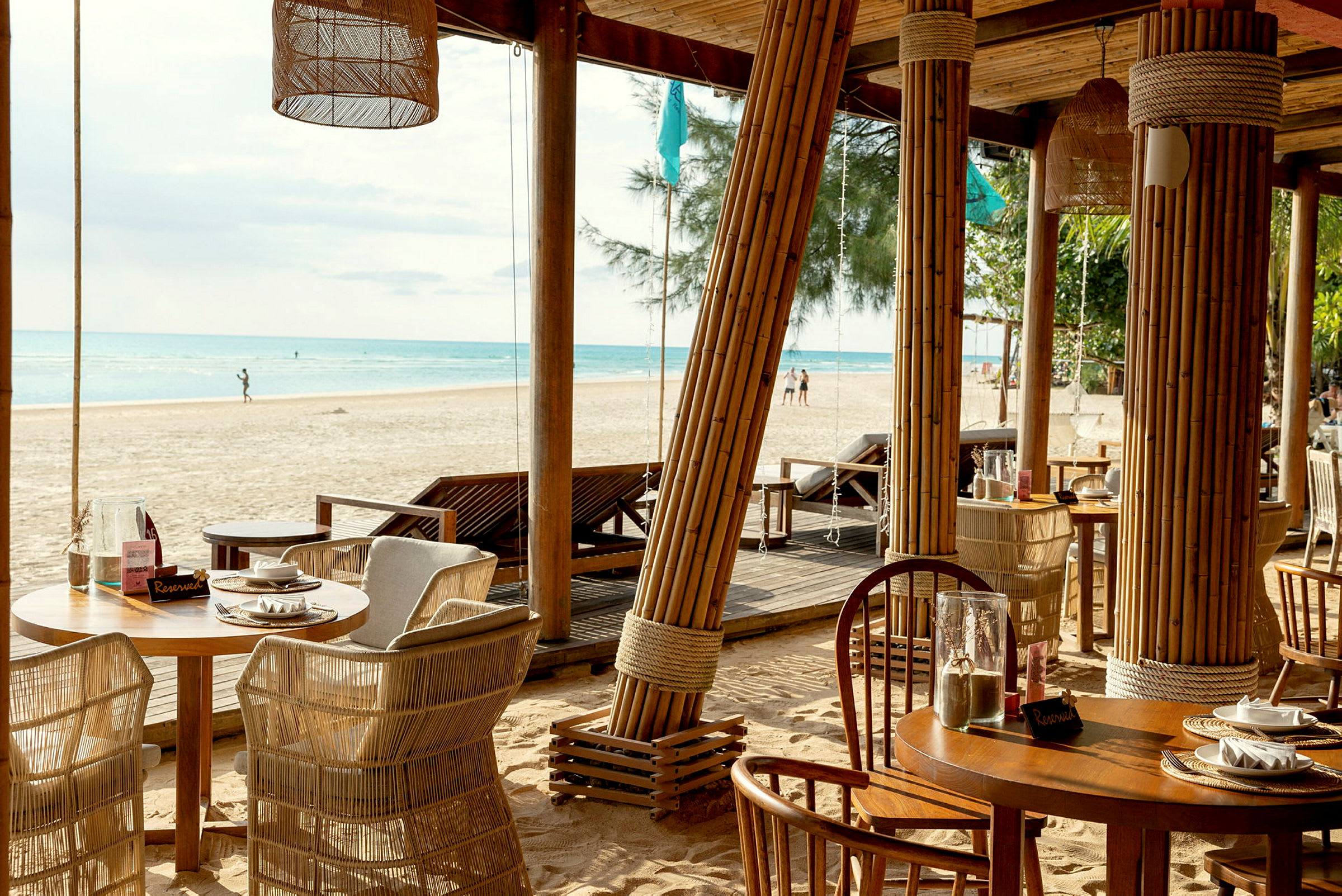 Indretning af en restaurant ved stranden med udsigt over havet. (AI-genereret tekst)