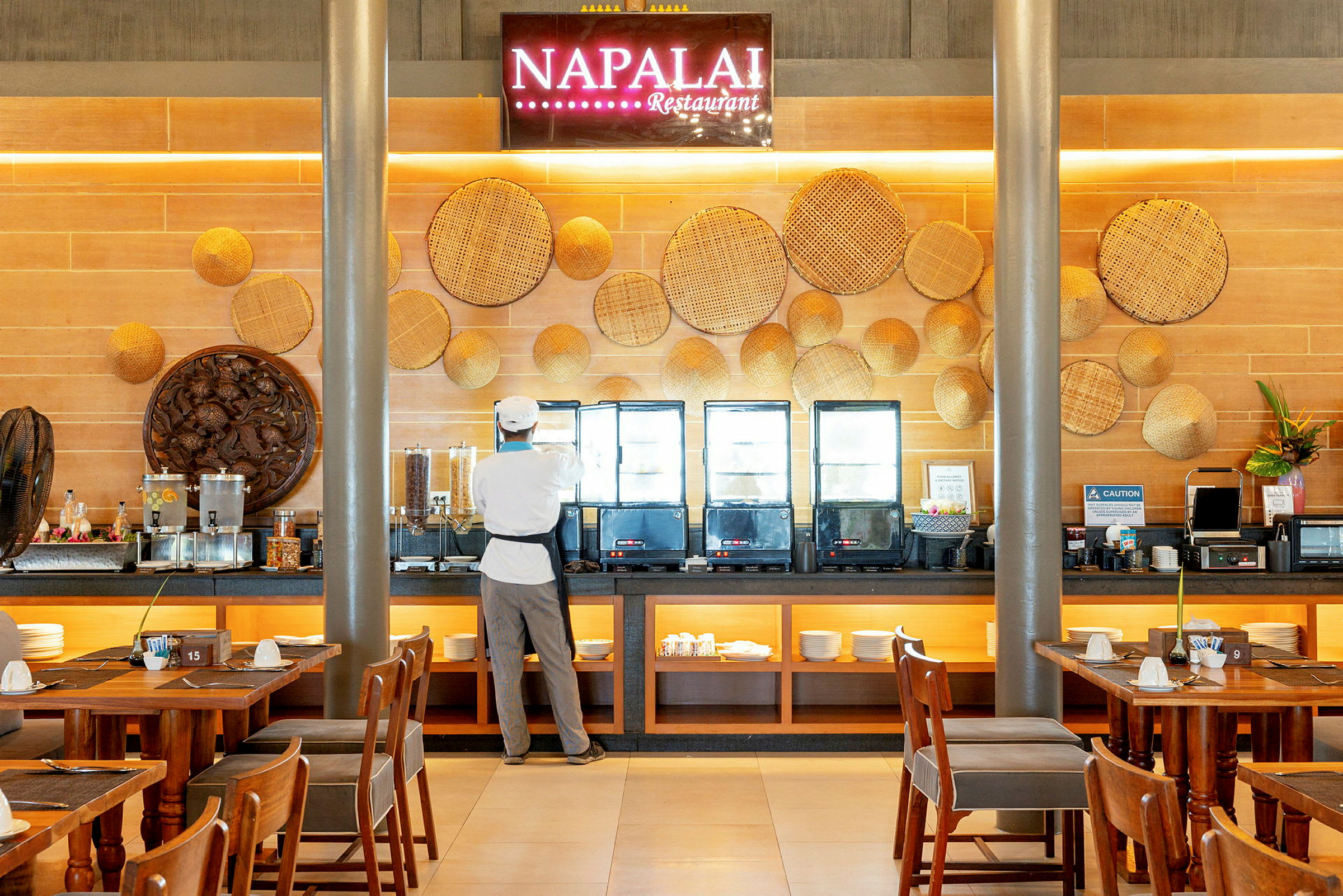 En kok står ved en buffetopstilling på restauranten Napalai. (AI-genereret tekst)