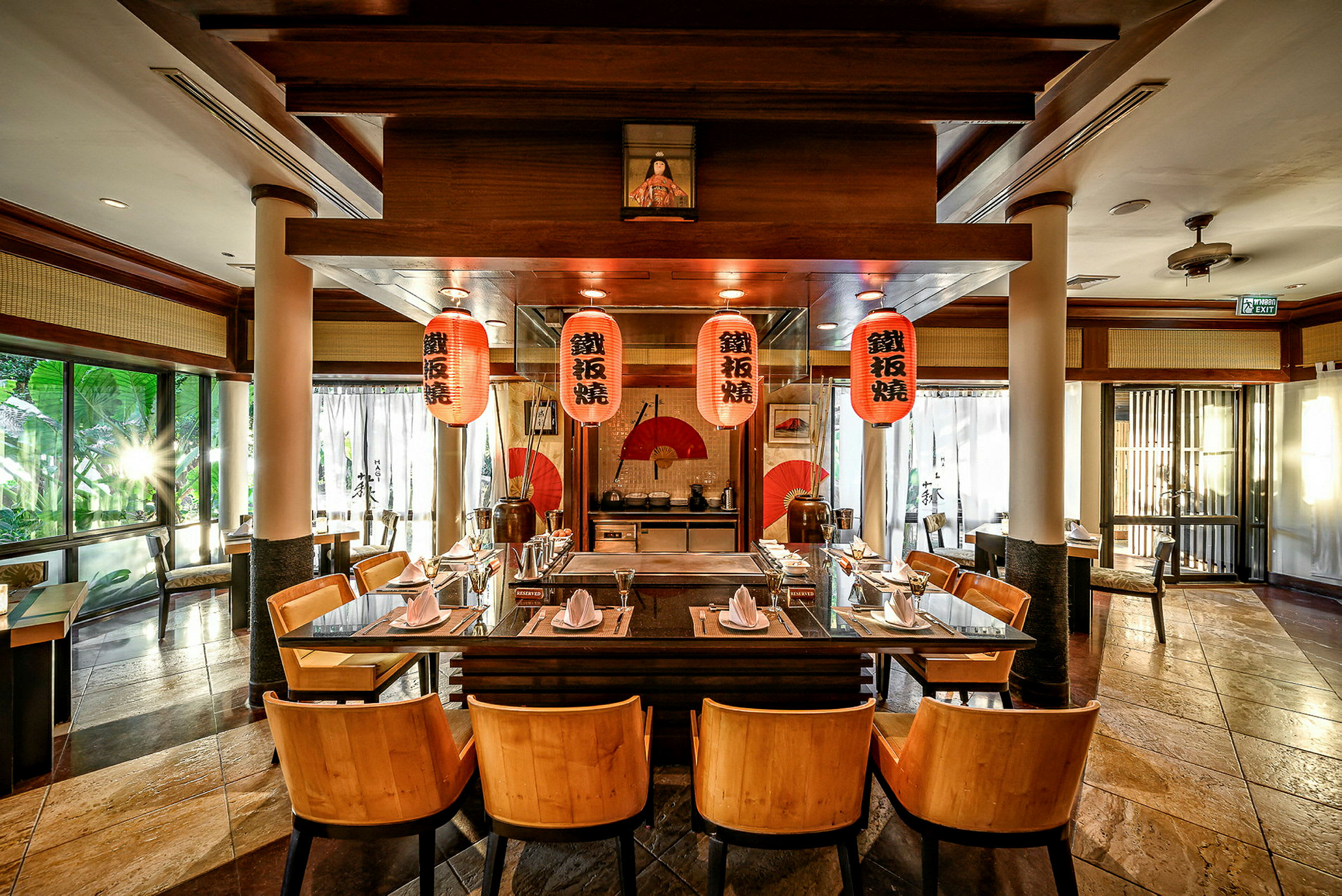 Billede af en restaurant med japansk indretning og siddepladser omkring et teppanyaki-bord. (AI-genereret tekst)