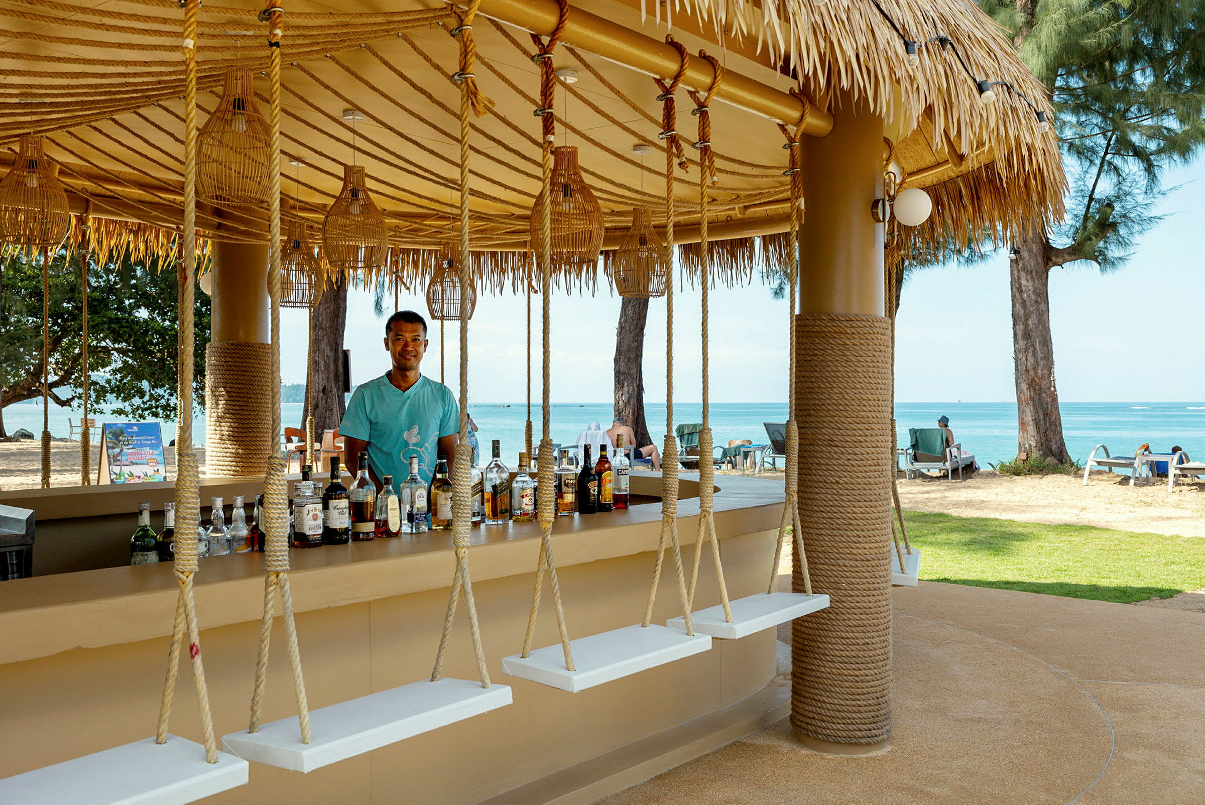 Strandbar med gynger installeret. (AI-genereret tekst)