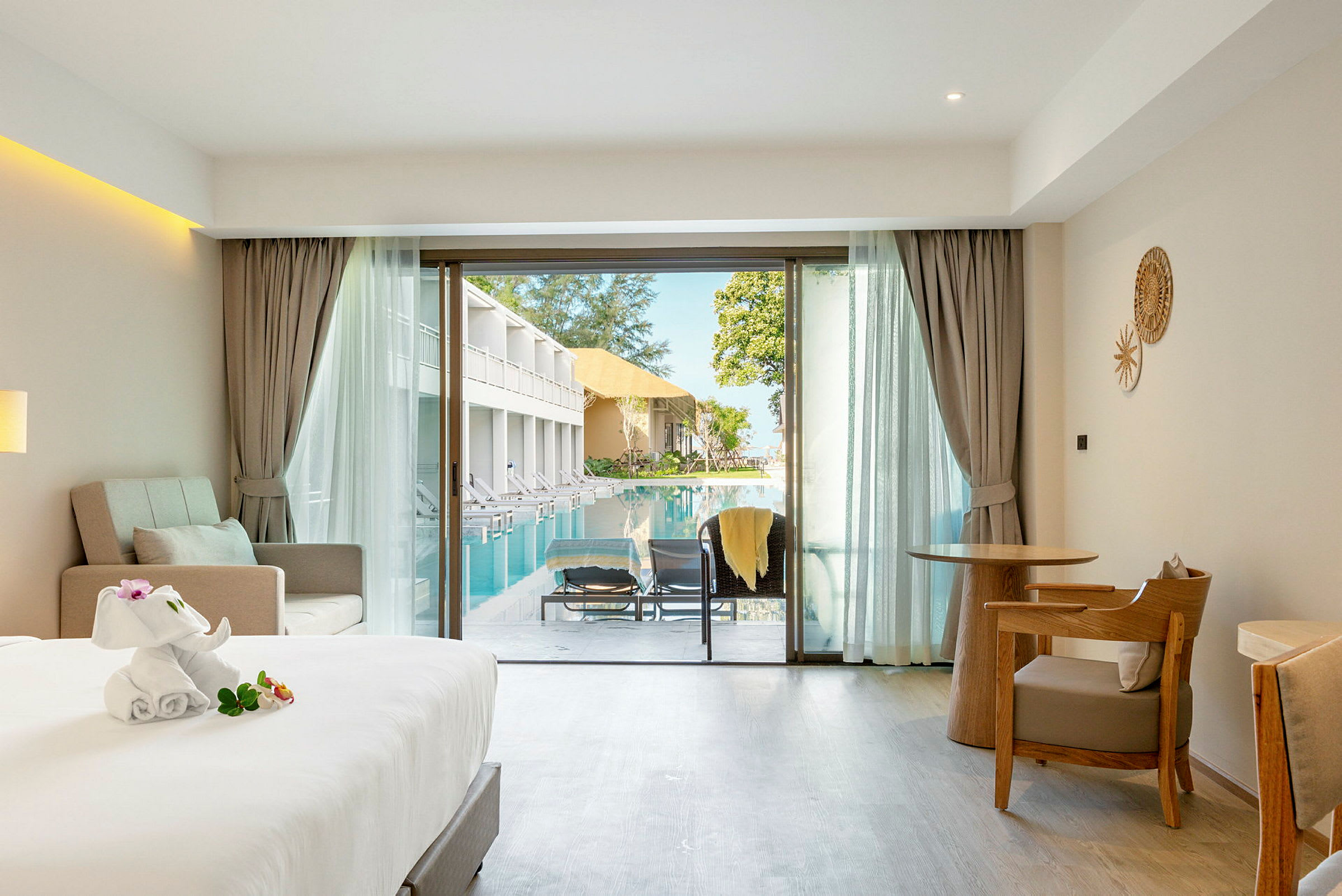 Hotelværelse med balkon ud til en pool. (AI-genereret tekst)