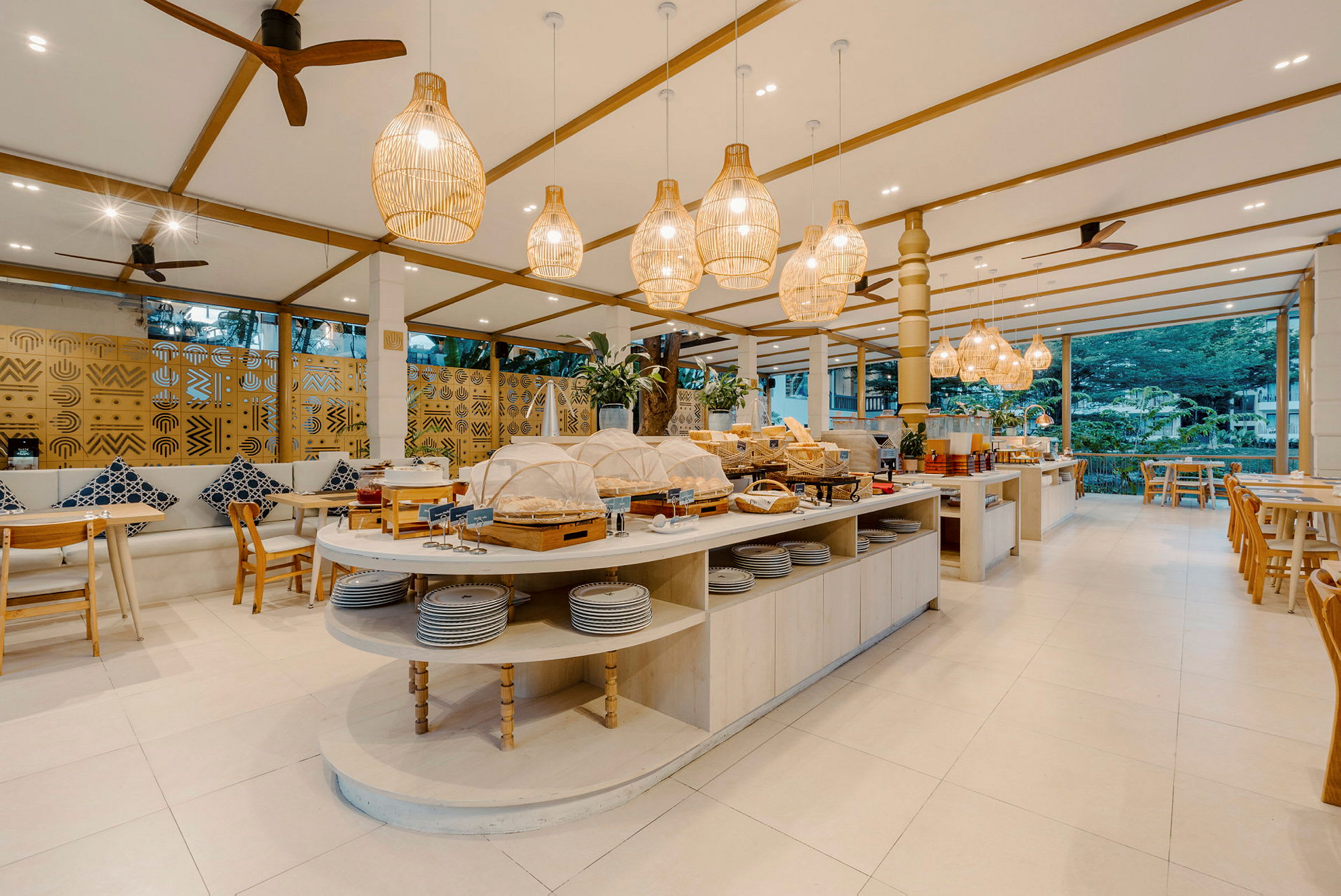 Restaurantmiljø med buffetborde og borde til gæster. Lyse, stilfulde møbler og loftslamper i flettet design. (AI-genereret tekst)