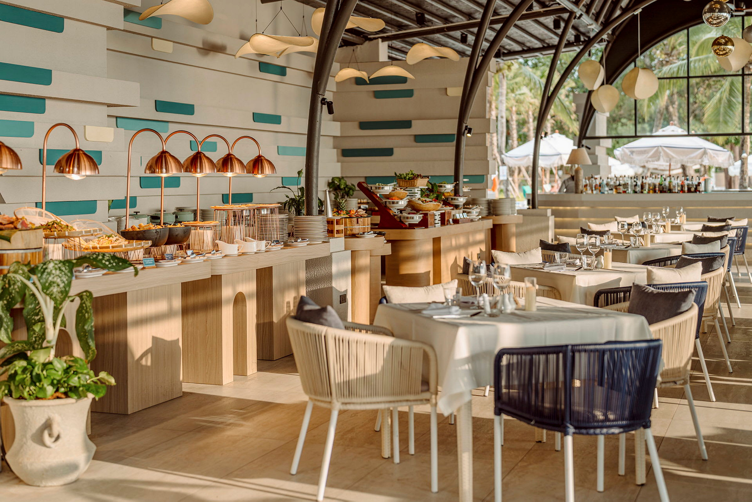 En elegant restaurant med dækkede borde, buffet og moderne lamper. (AI-genereret tekst)