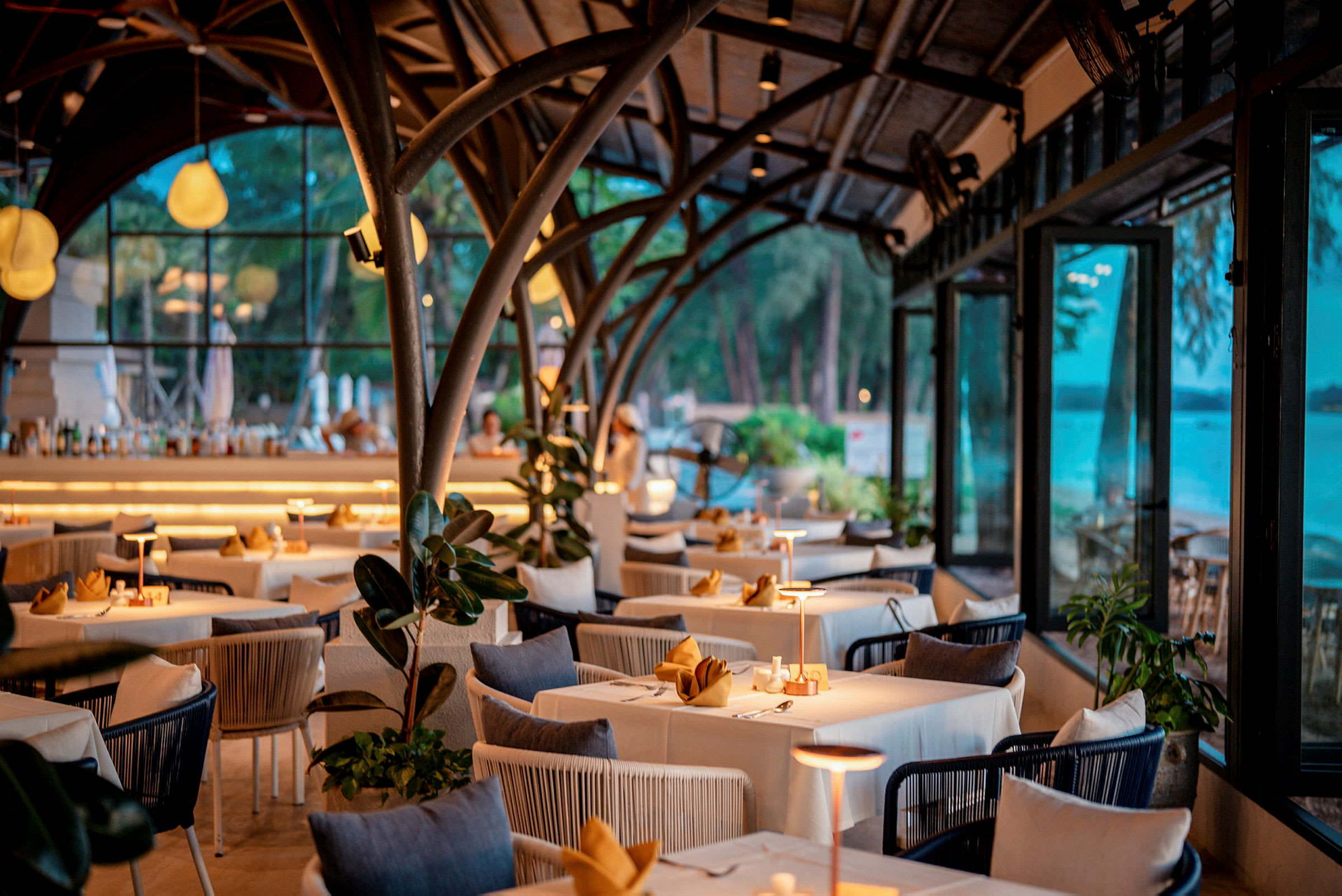 Restaurant med moderne design og dækkede borde. (AI-genereret tekst)