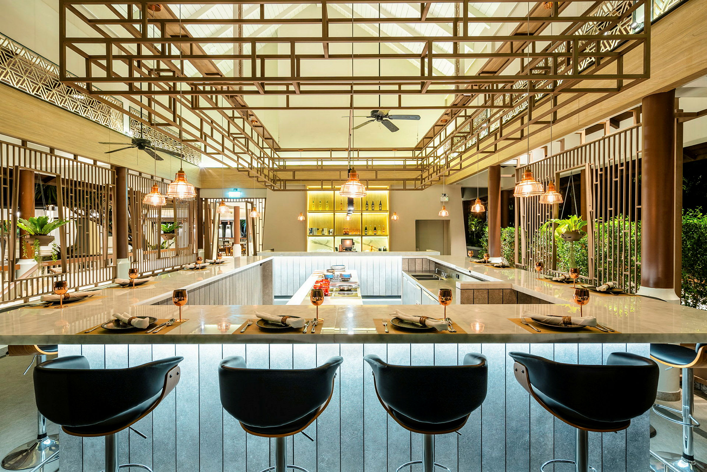 En moderne og elegant indrettet restaurant eller bar med marmorborde og dekorativ belysning. (AI-genereret tekst)