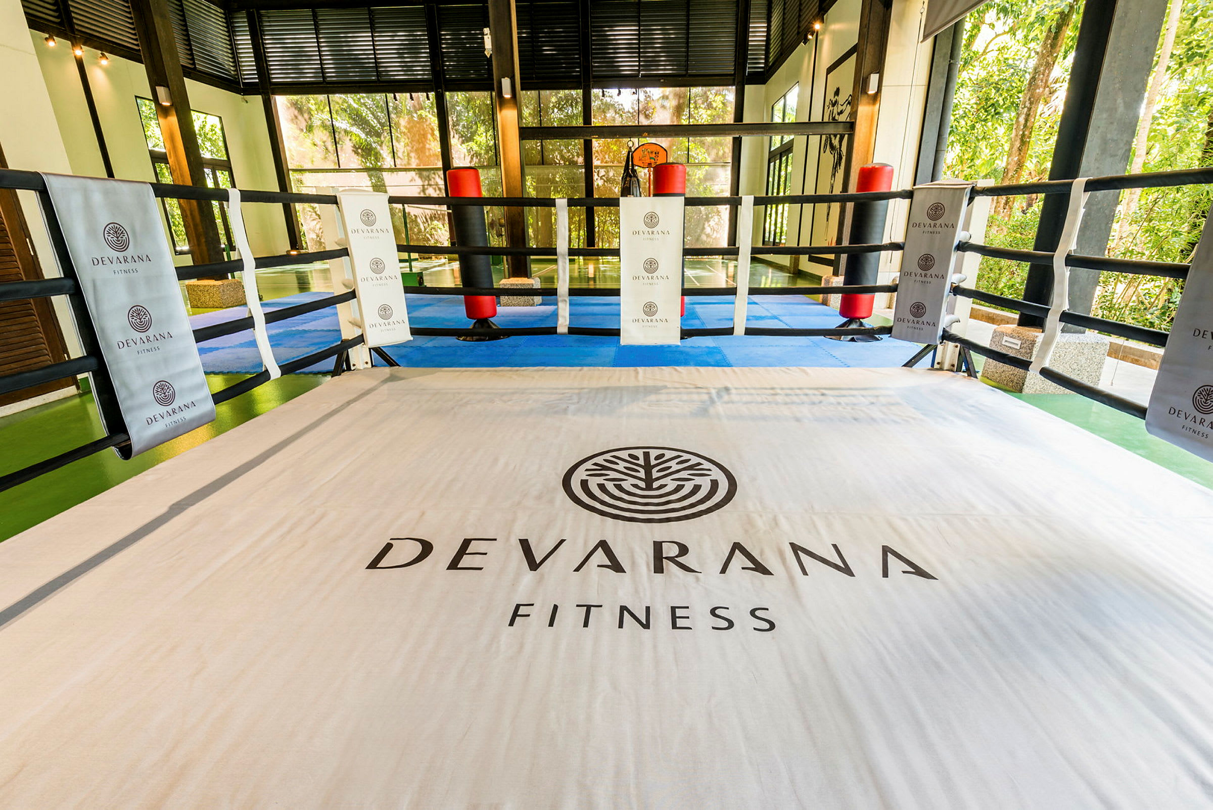 En indendørs træningsring mærket med teksten "Devarana Fitness", omringet af reb. (AI-genereret tekst)