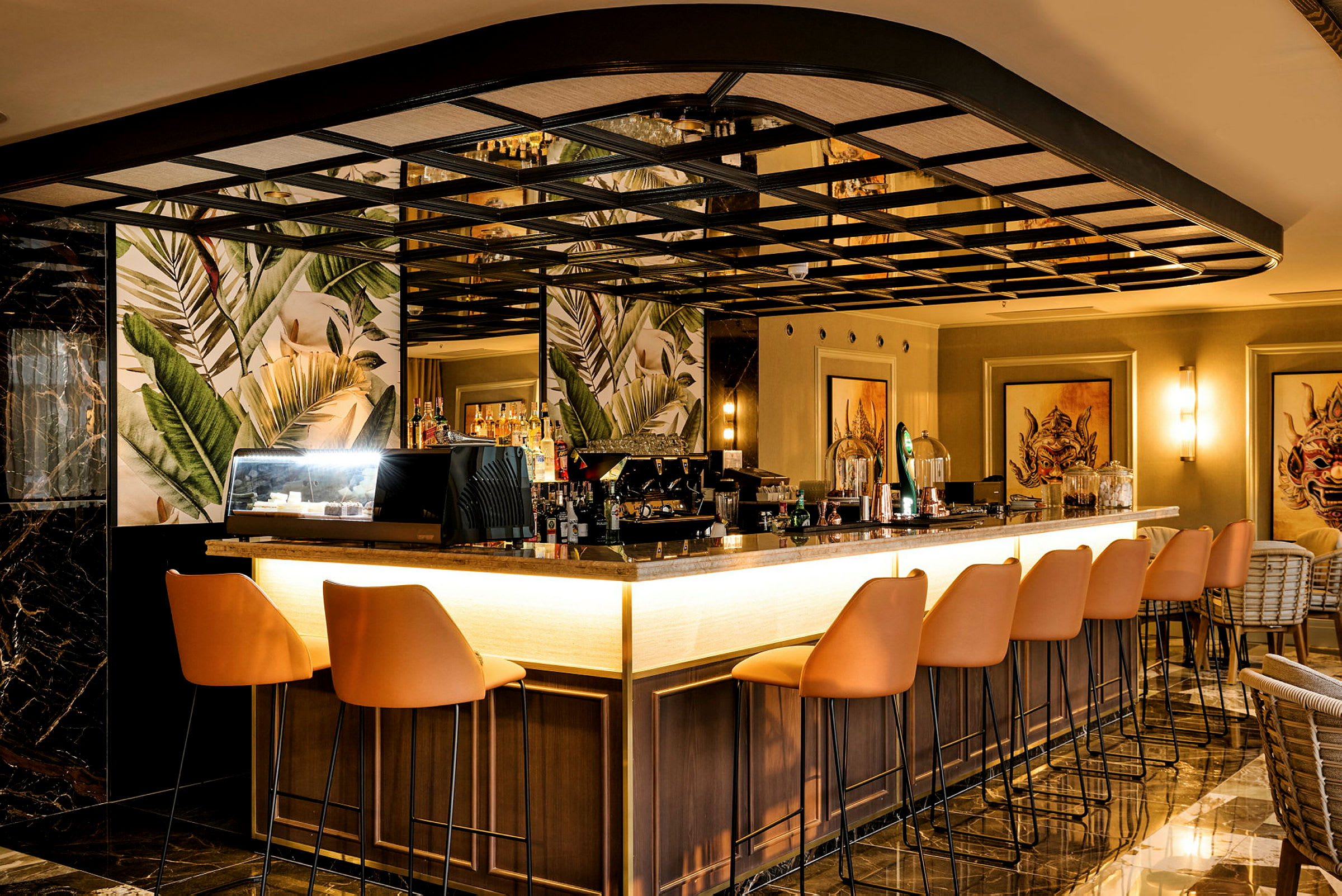 En elegant bar med siddepladser og eksotiske mønstre på væggene. (AI-genereret tekst)