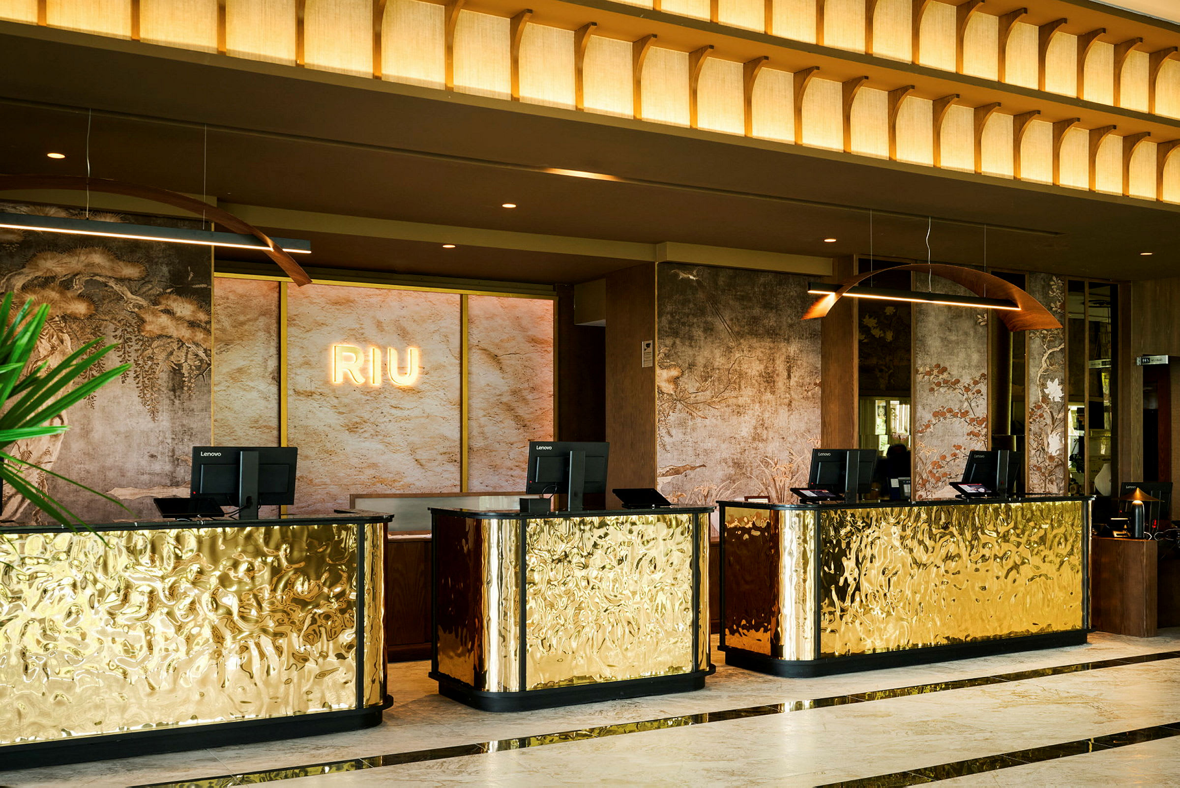 Receptionen med gyldne detaljer og vægdekorationer. (AI-genereret tekst)