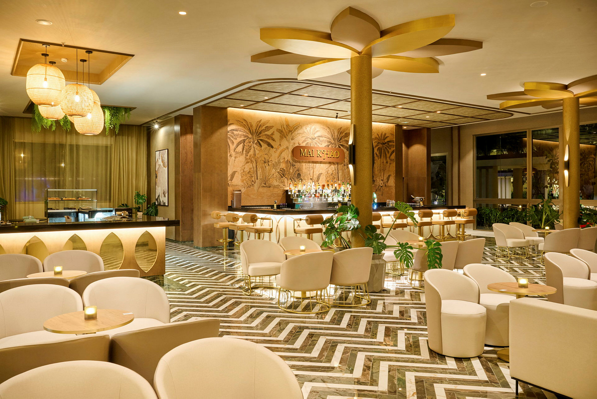 En elegant og moderne indrettet hotelbar med siddegrupper, marmorgulv og dekorative lamper. (AI-genereret tekst)