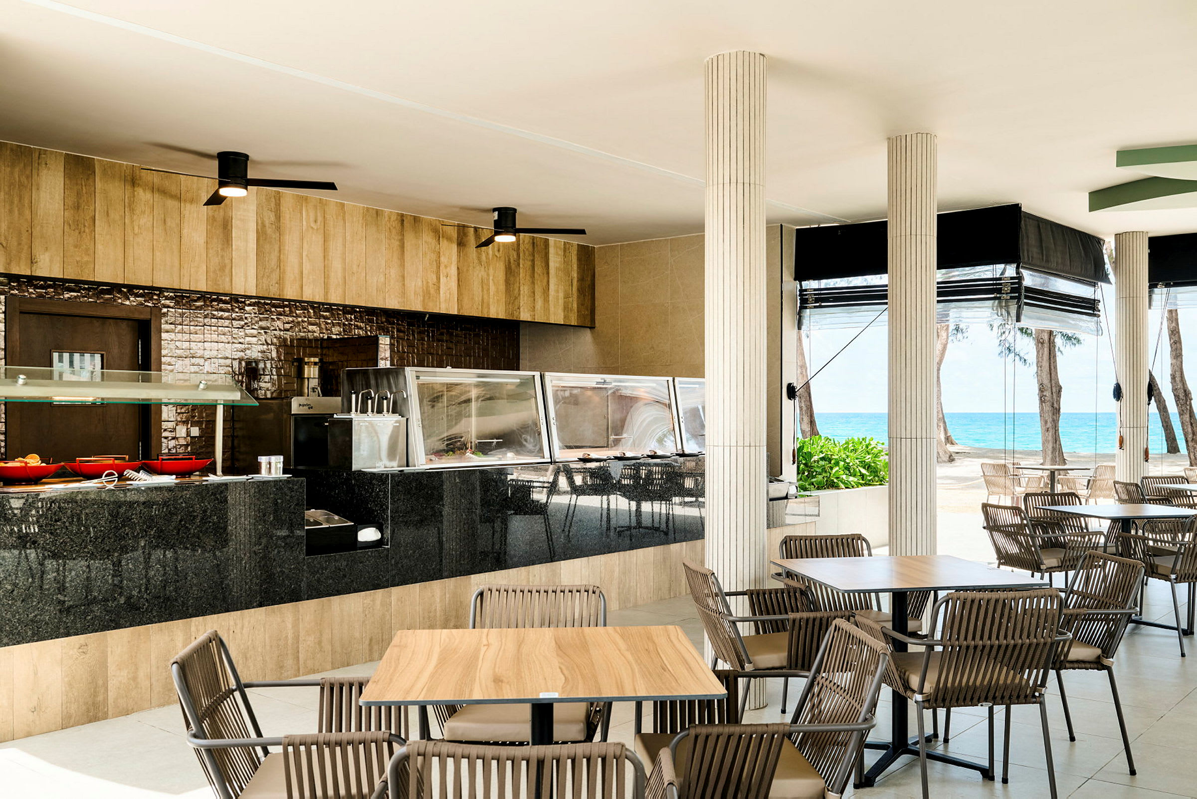 Restaurant med udendørs servering og udsigt over havet. (AI-genereret tekst)