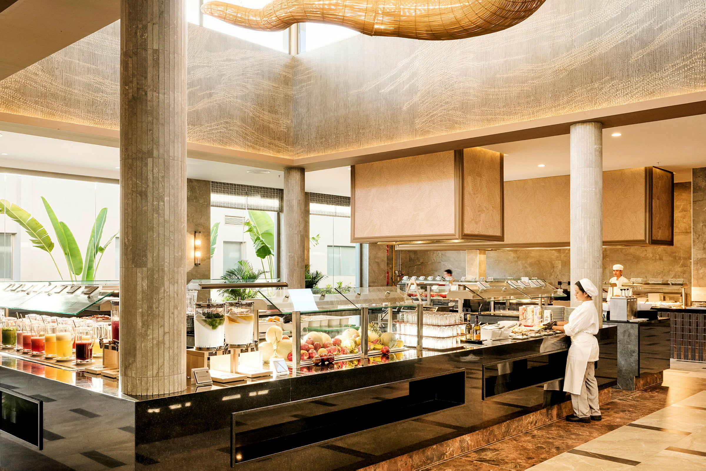 Et moderne restaurantområde med en buffet med forskellige retter og drikkevarer. (AI-genereret tekst)