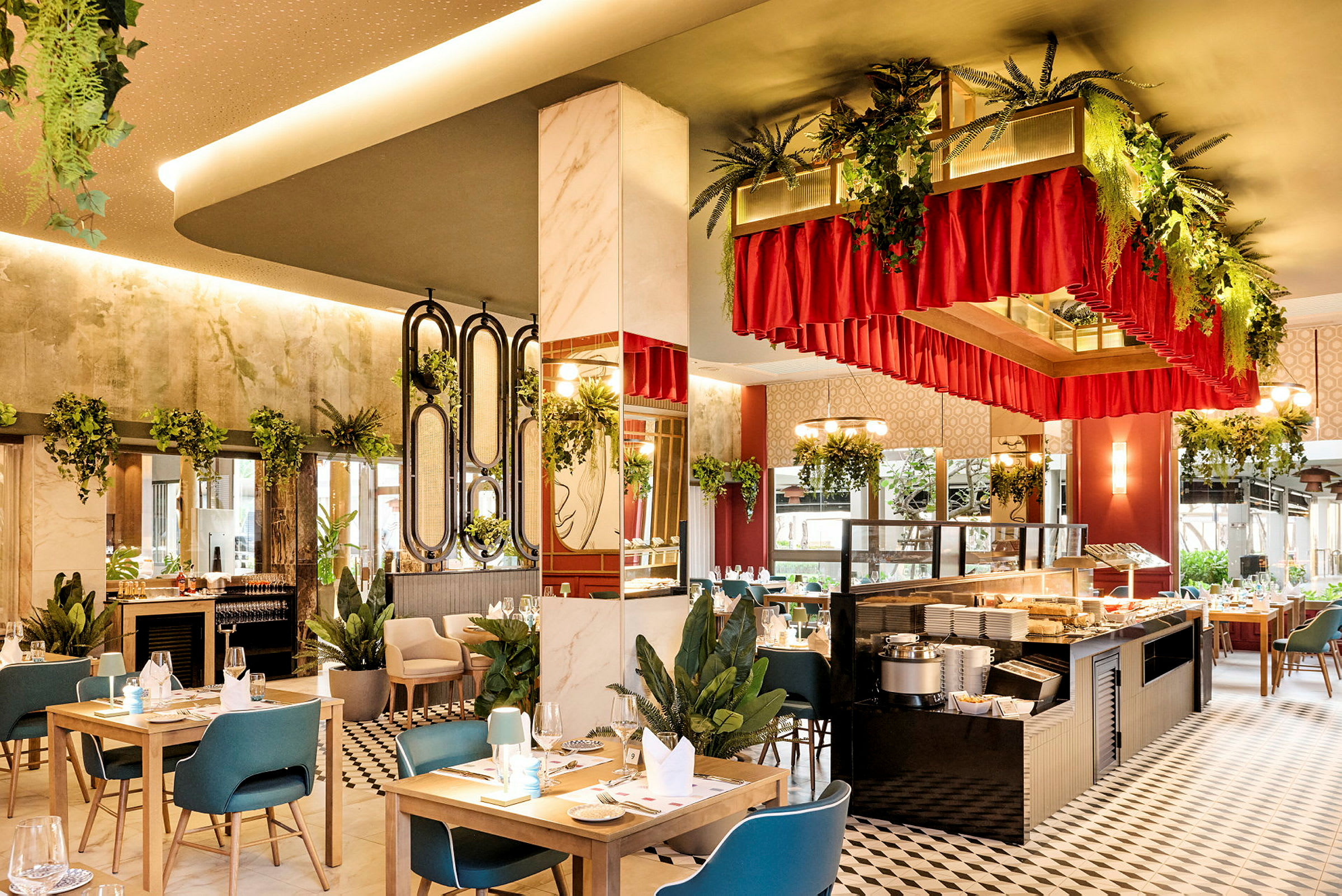 Interiør af en restaurant med træmøbler, røde dekorative gardiner og grønne planter. (AI-genereret tekst)