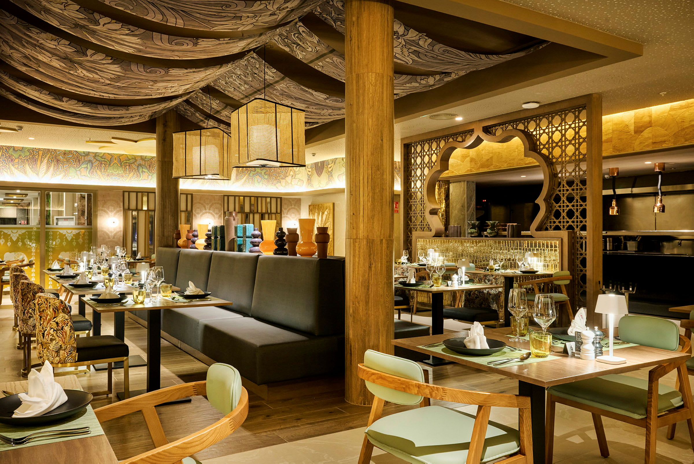 En indretning af en restaurant med elegant design, borde og stole placeret i et velbelyst rum. (AI-genereret tekst)