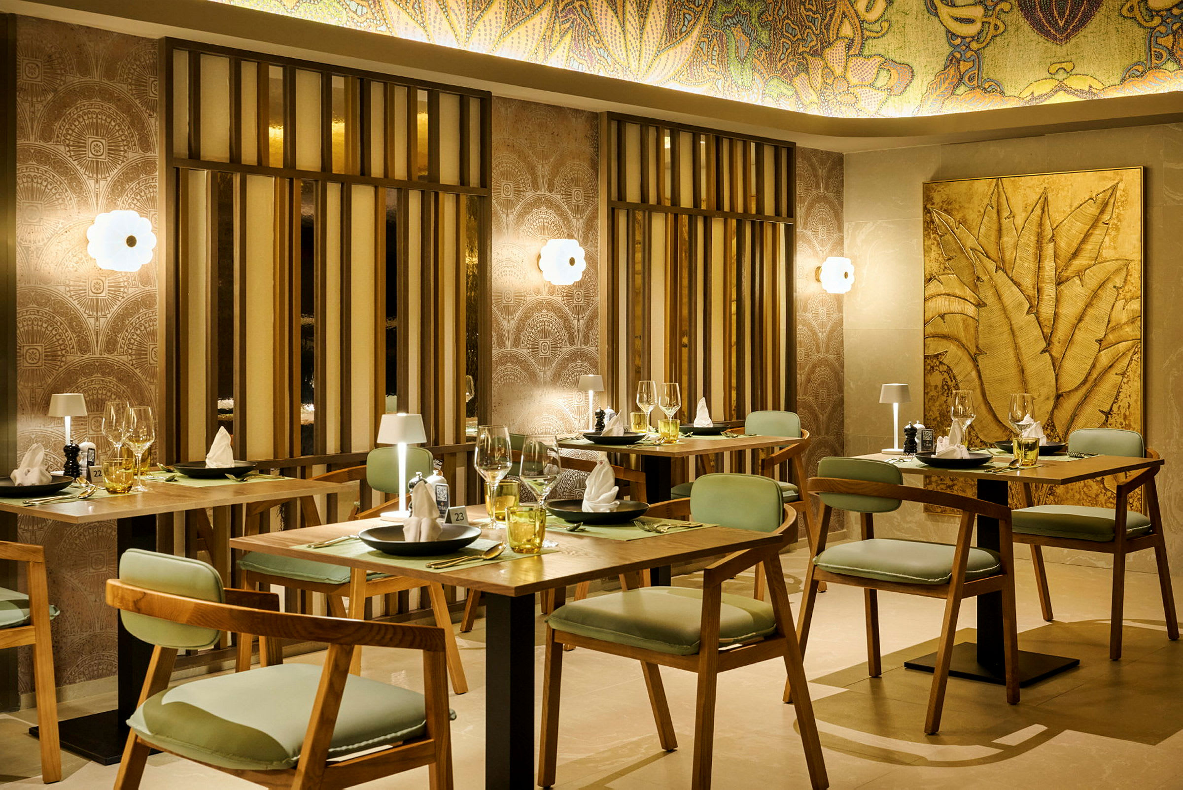 Et moderne restaurantområde med træstole og dækkede borde dekoreret med elegante detaljer. (AI-genereret tekst)