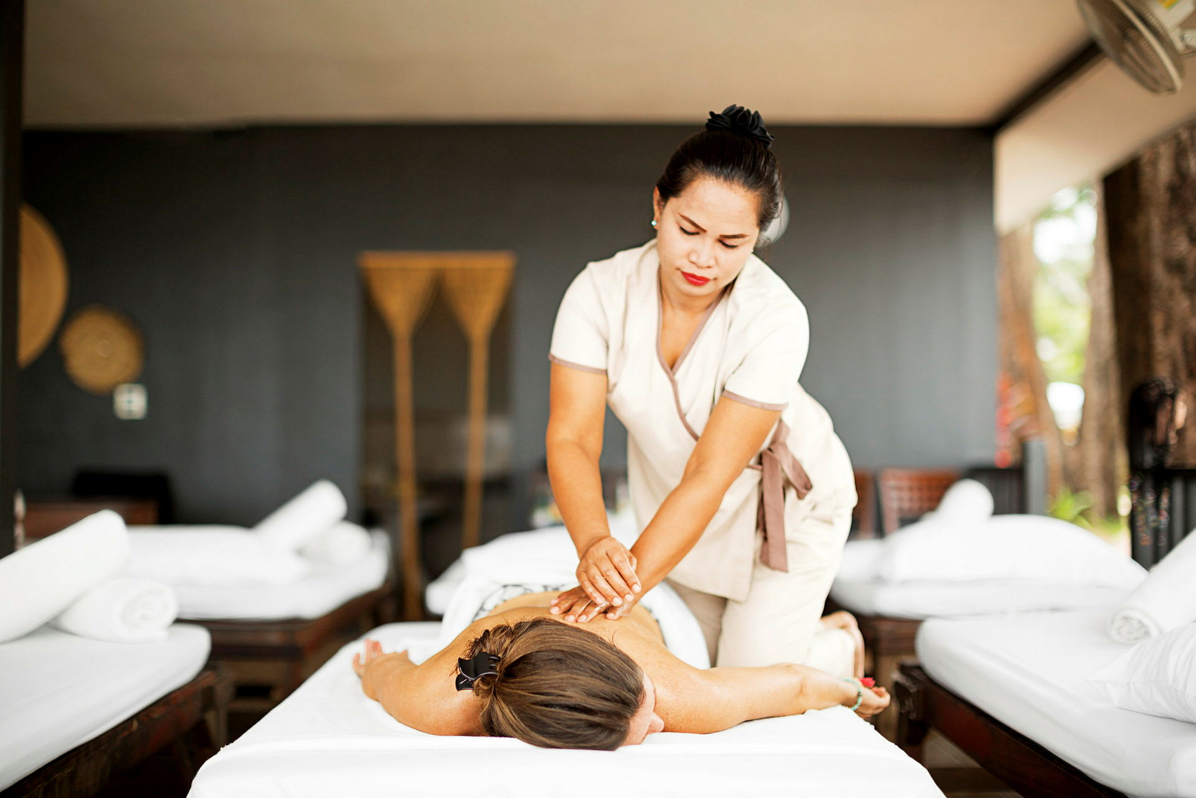 En person får rygmassage i et spa-miljø. (AI-genereret tekst)