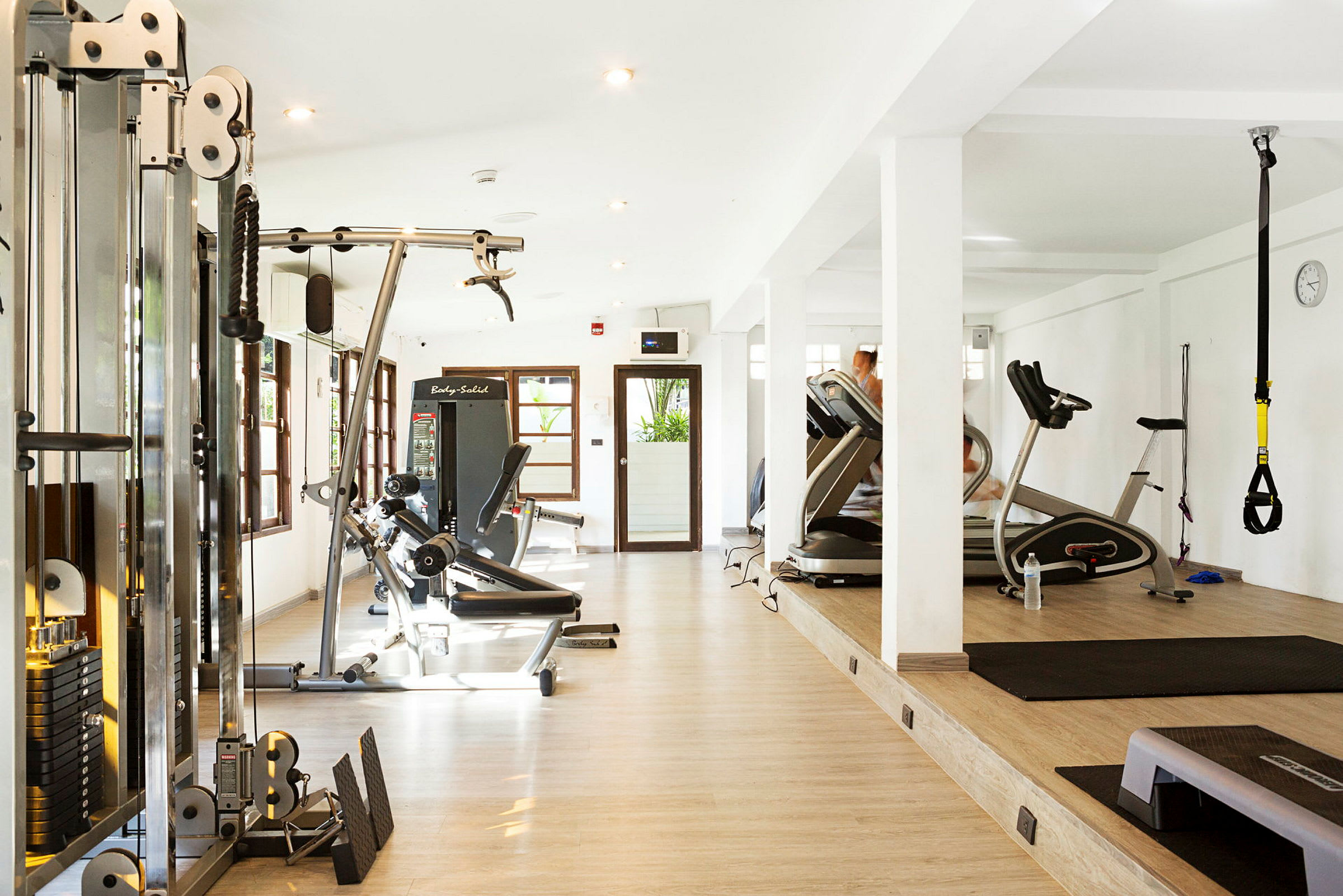 Billede af et træningscenter med fitnessmaskiner og udstyr. (AI-genereret tekst)