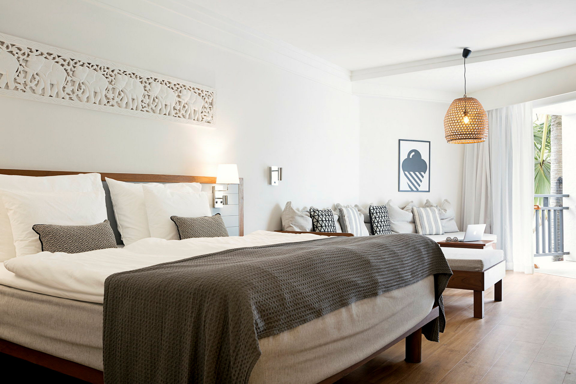 Et hotelværelse med en stor seng og moderne indretning. (AI-genereret tekst)