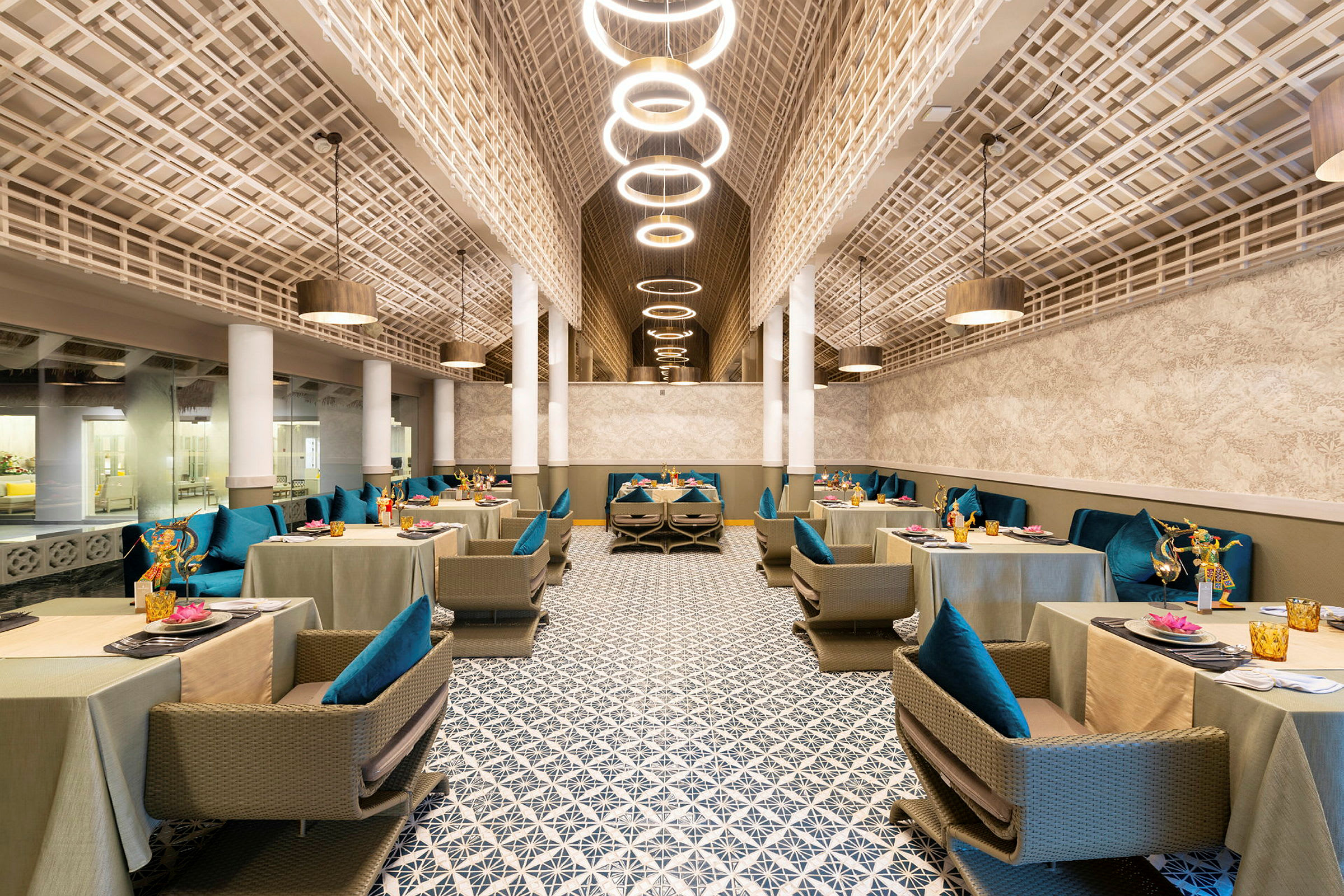 Interiør af en elegant restaurant med oplyst loft og velordnede borde. (AI-genereret tekst)