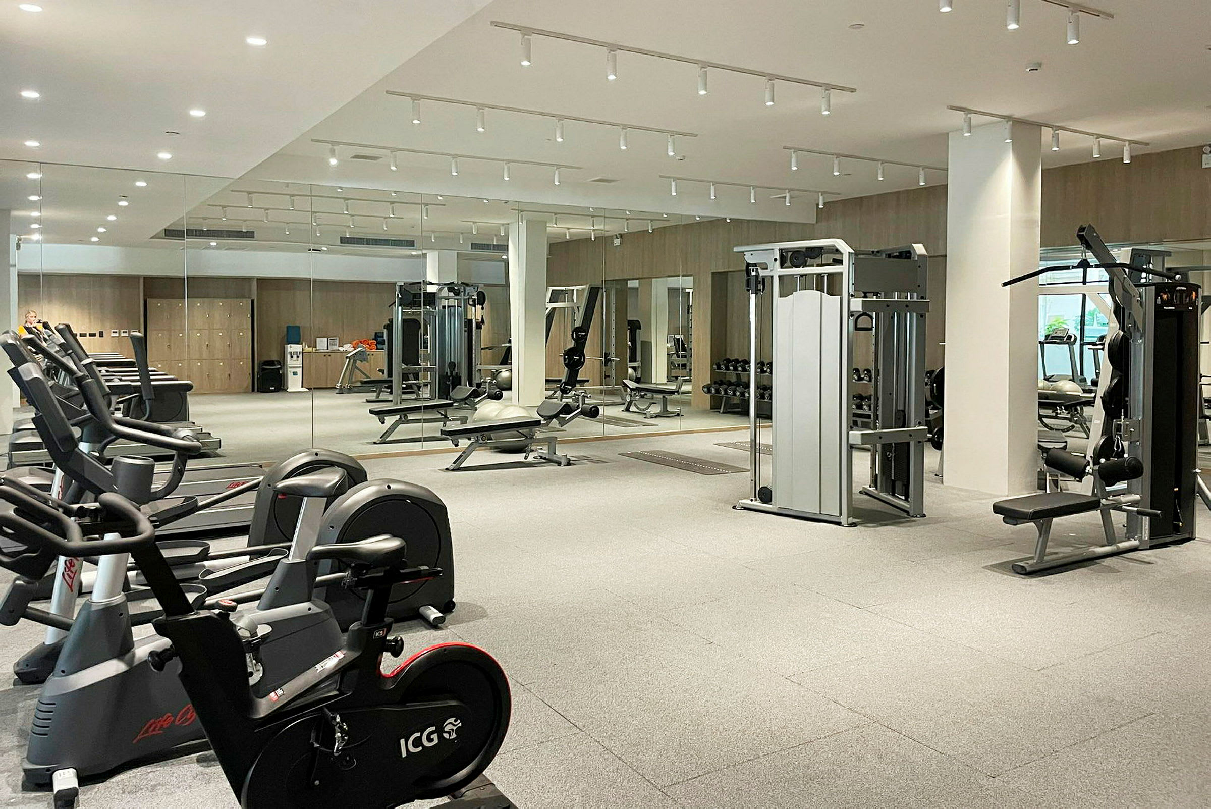 Billede af et fitnesscenter med kondicykler, træningsmaskiner og frie vægte. (AI-genereret tekst)
